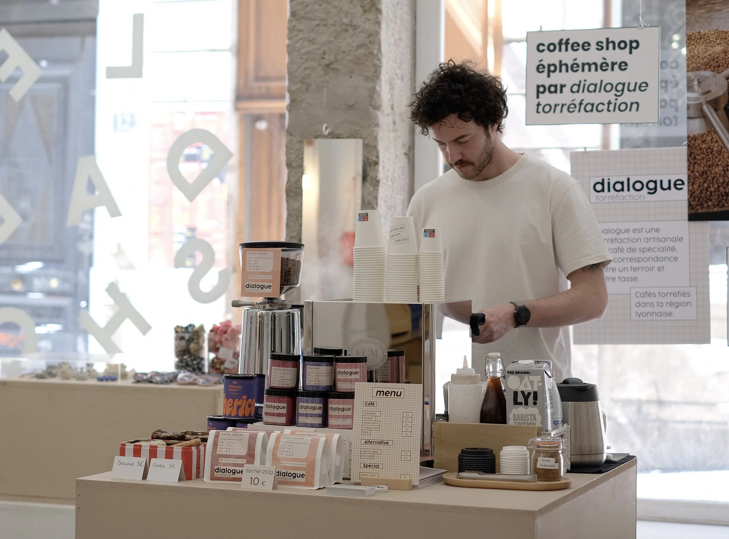Service de café de spécialité sur le stand de Dialogue Torréfaction lors d'un pop-up à Lyon