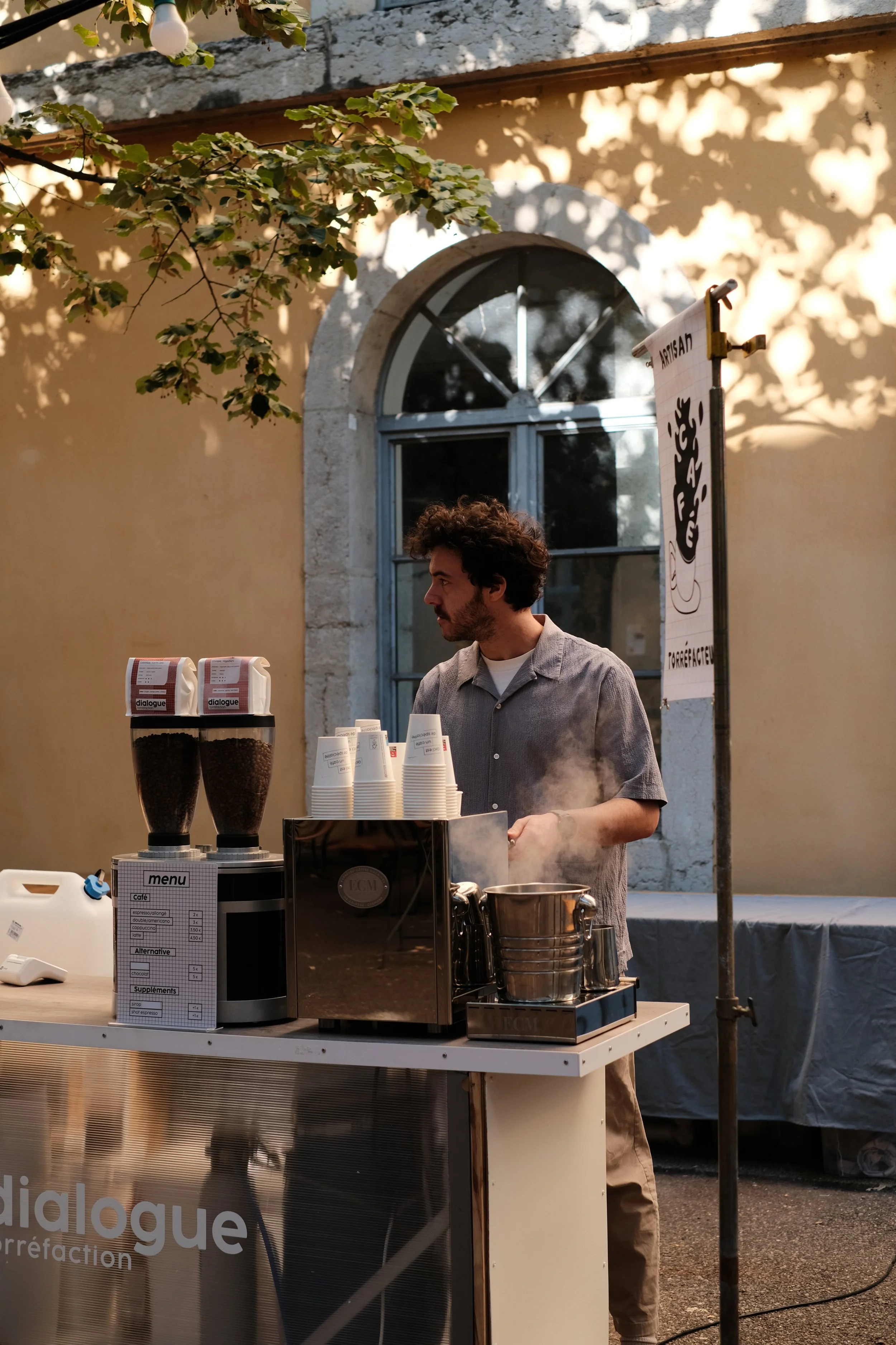 Coffee bar événementiel personnalisable à Lyon : café de spécialité, machine ECM et service barista pour vos événements professionnels et privés.