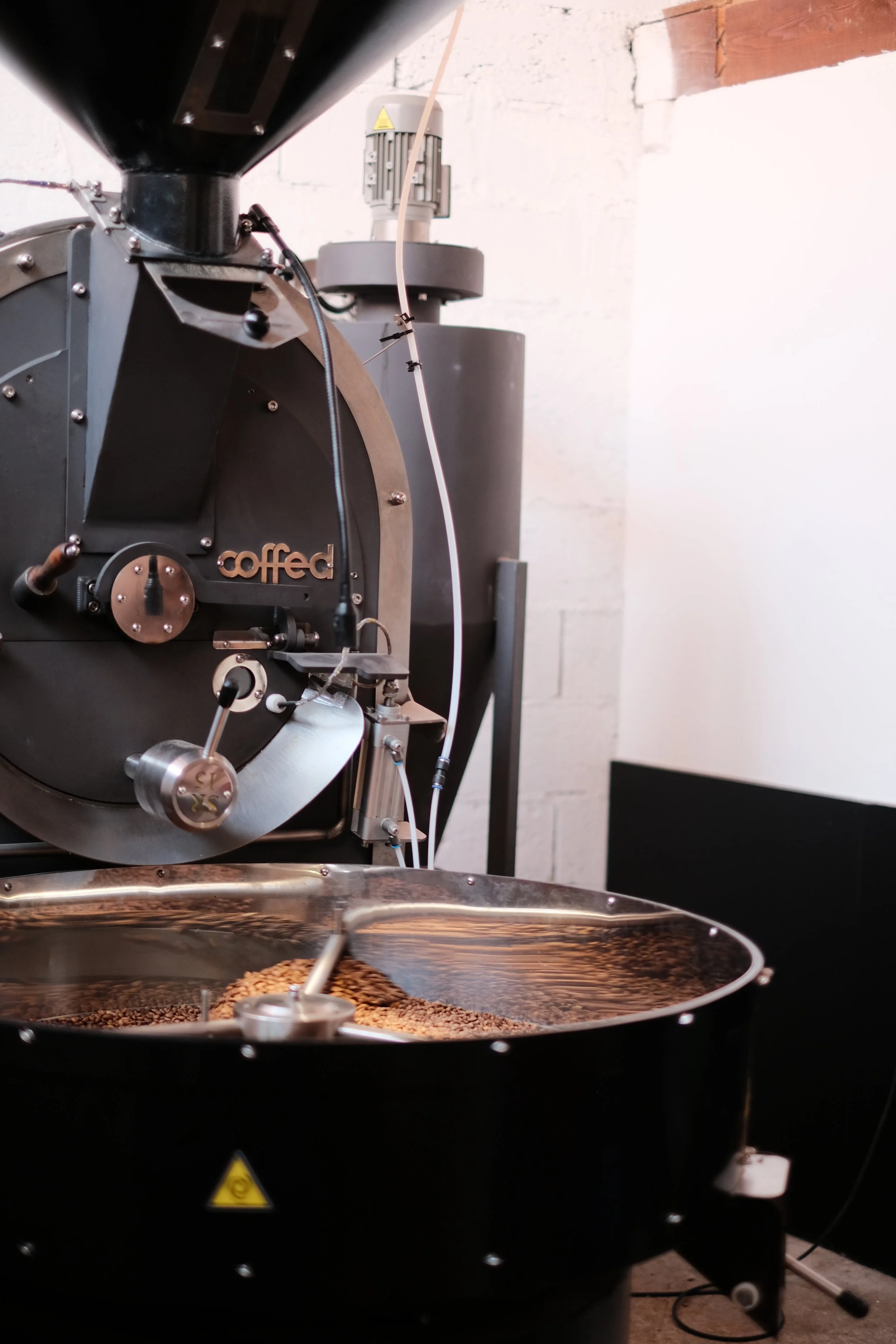 Torréfacteur artisanal de café de spécialité en action dans l'atelier de Dialogue Torréfaction à Lyon