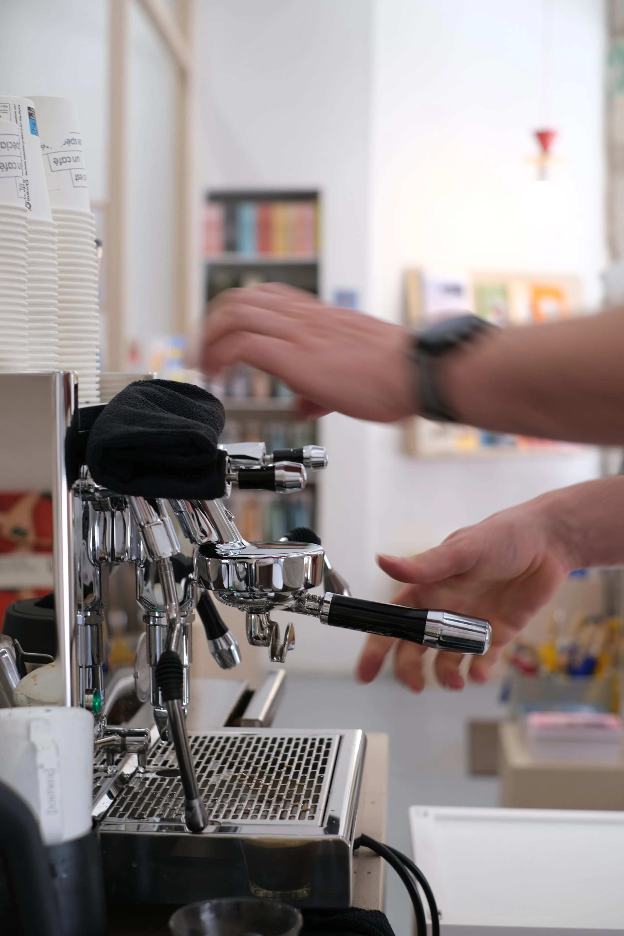 Préparation d'un espresso sur machine ECM Technika VI lors d'un service de café de spécialité à Lyon