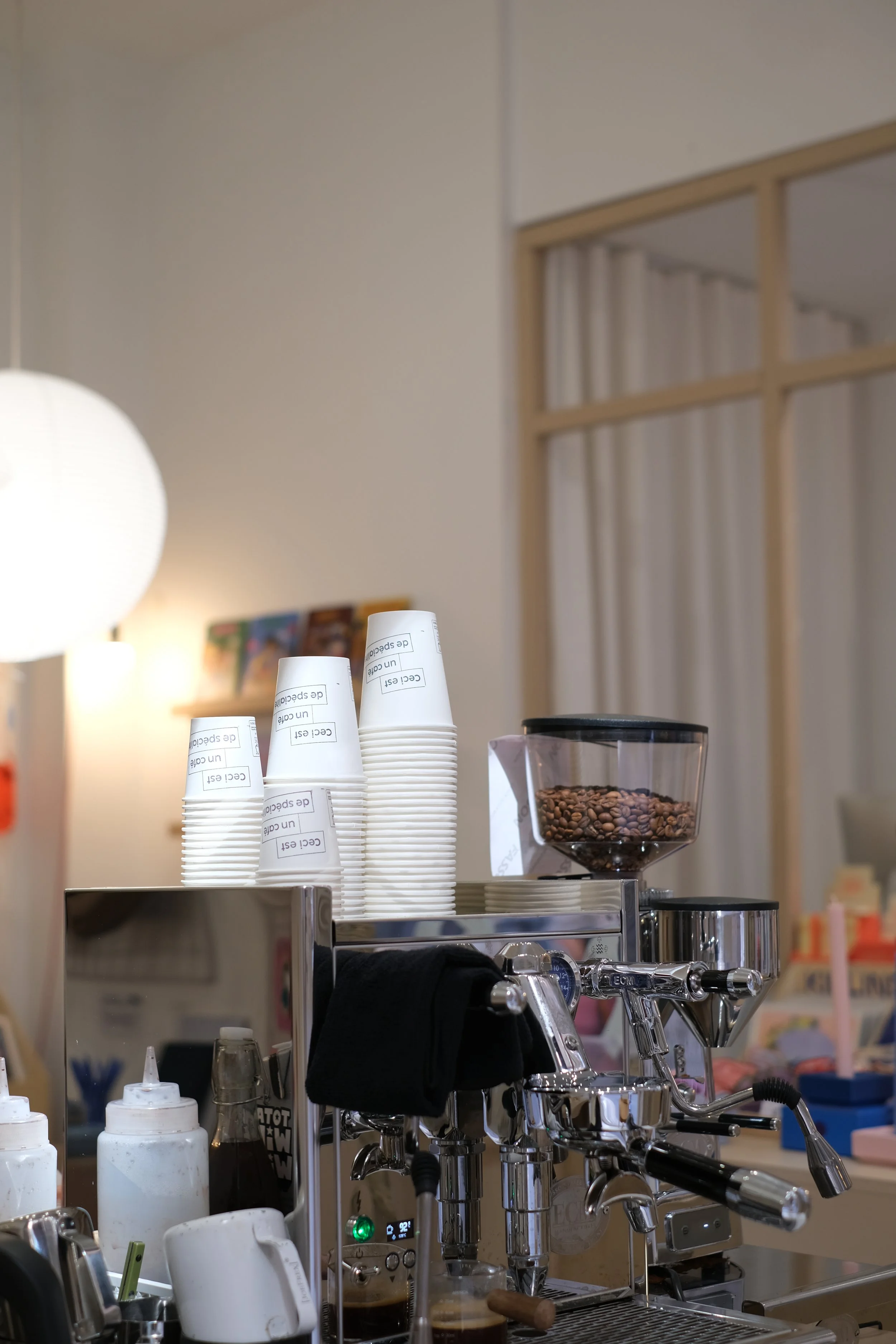 Machine espresso professionnelle et gobelets pour un service de café de spécialité
