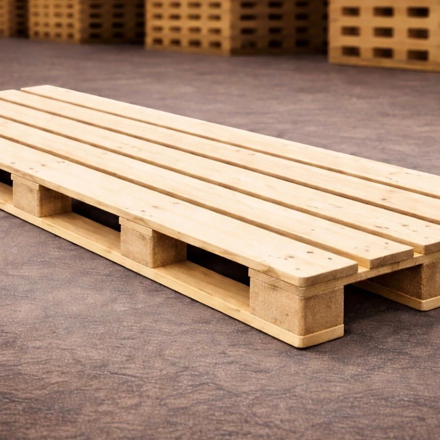 En träpall på ett trägolv med fler träpallar i bakgrunden.