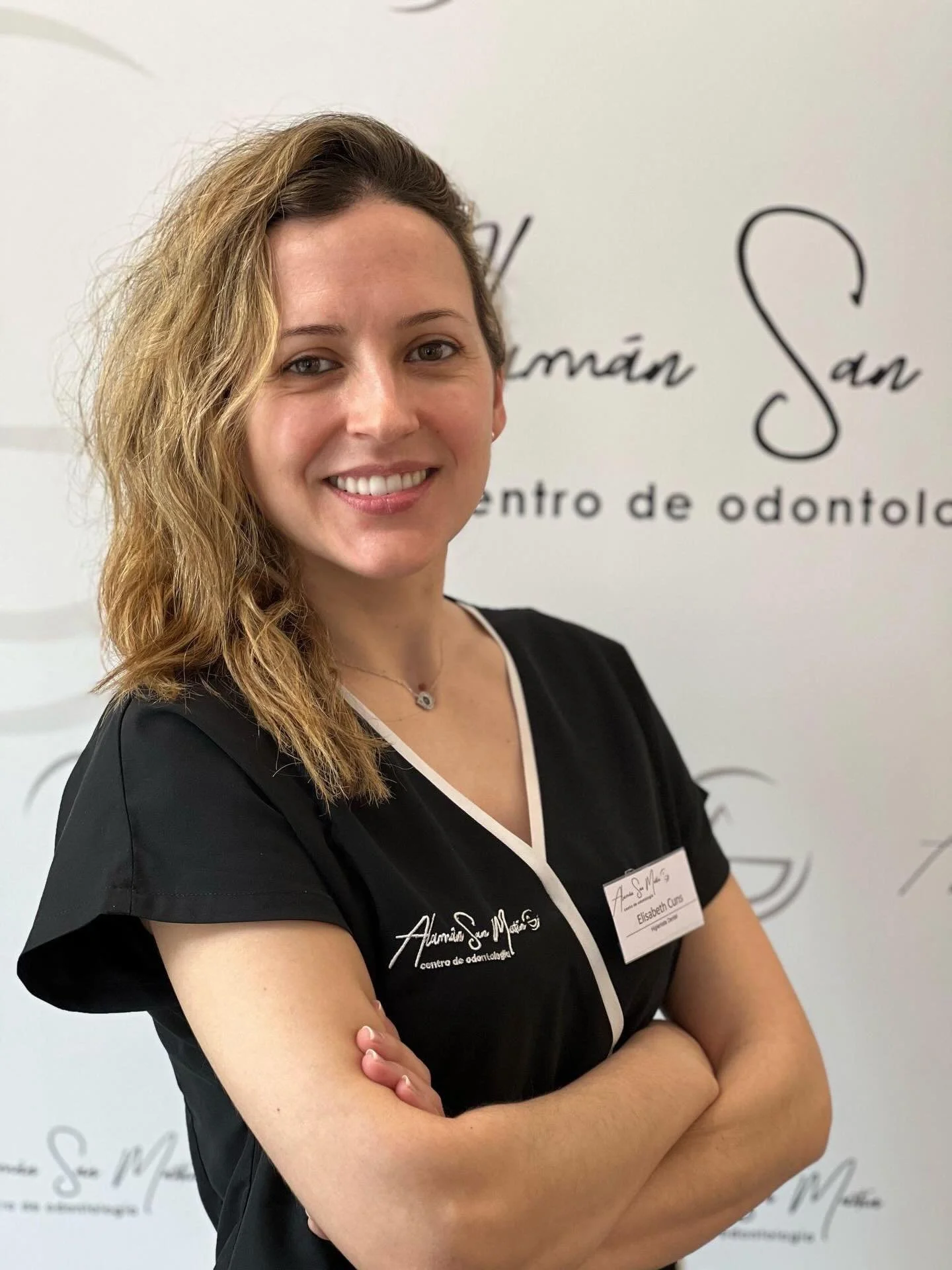 ➡️ Os presentamos a Elisabeth, higienista dental que lleva a&ntilde;os formando parte de nuestro equipo. Su experiencia, dedicaci&oacute;n y cercan&iacute;a hacen que cada paciente se sienta en las mejores manos 🫱🏼&zwj;🫲🏽☺️