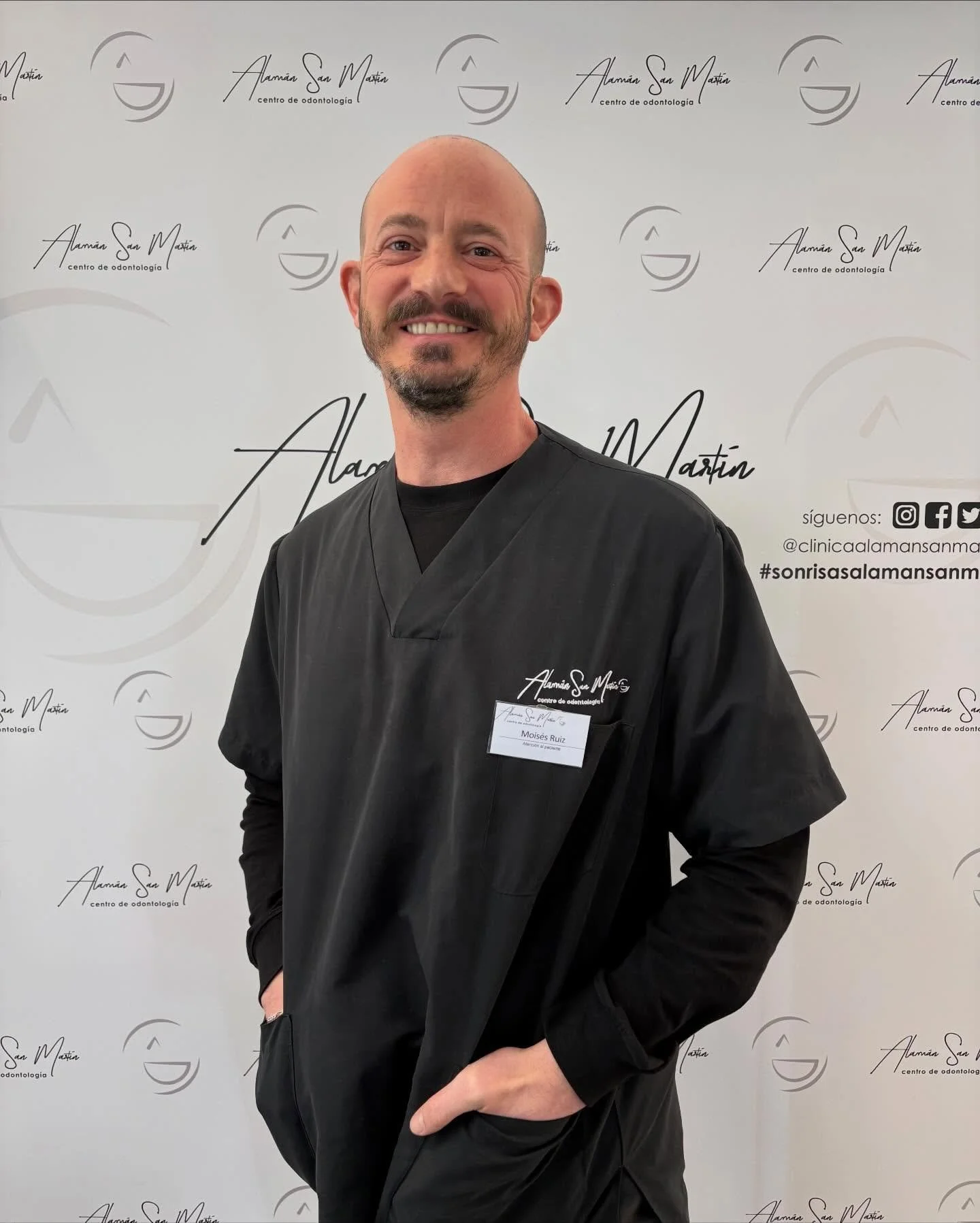 ➡️ Este es Mois&eacute;s, nuestro encargado de atenci&oacute;n al paciente 🫱🏼&zwj;🫲🏽
Es la primera persona que ver&aacute;s al entrar en nuestra cl&iacute;nica, siempre dispuesto a ayudarte, resolver tus dudas y hacer que tu experiencia sea c&oac