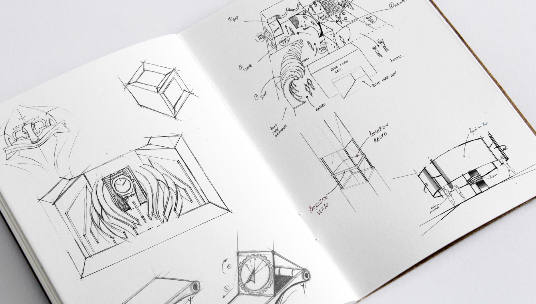 Croquis et esquisses de design pour des projets divers, incluant une horloge, un mobilier et des rendus en perspective.