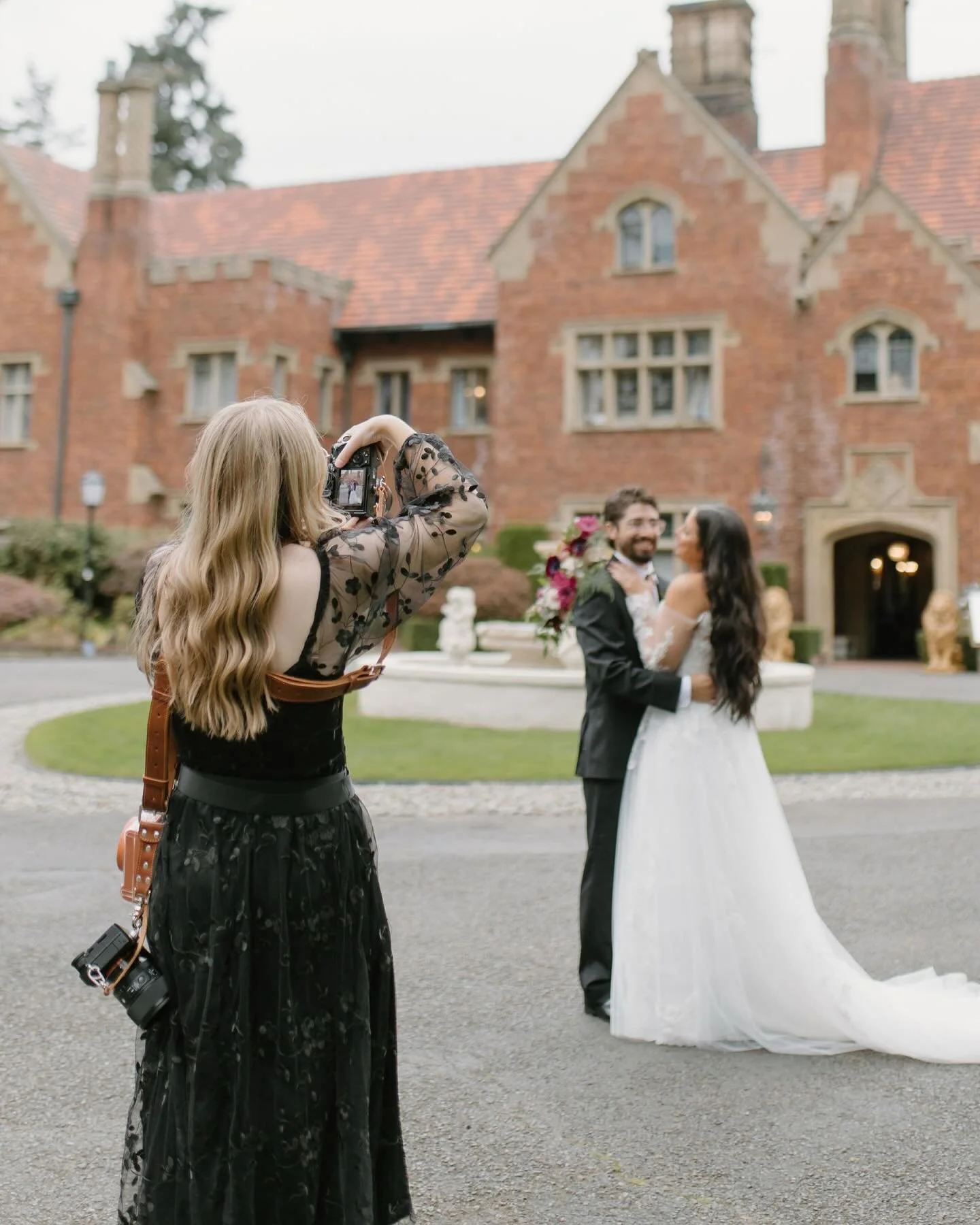 Here&rsquo;s a little scrapbook of what I look like doing my dream job 📸🥹🥰 What a big year for us! I got to be a bride alongside my couples!! And I got to photograph so many incredible milestones for my dearest friends last year, too. 

I know you