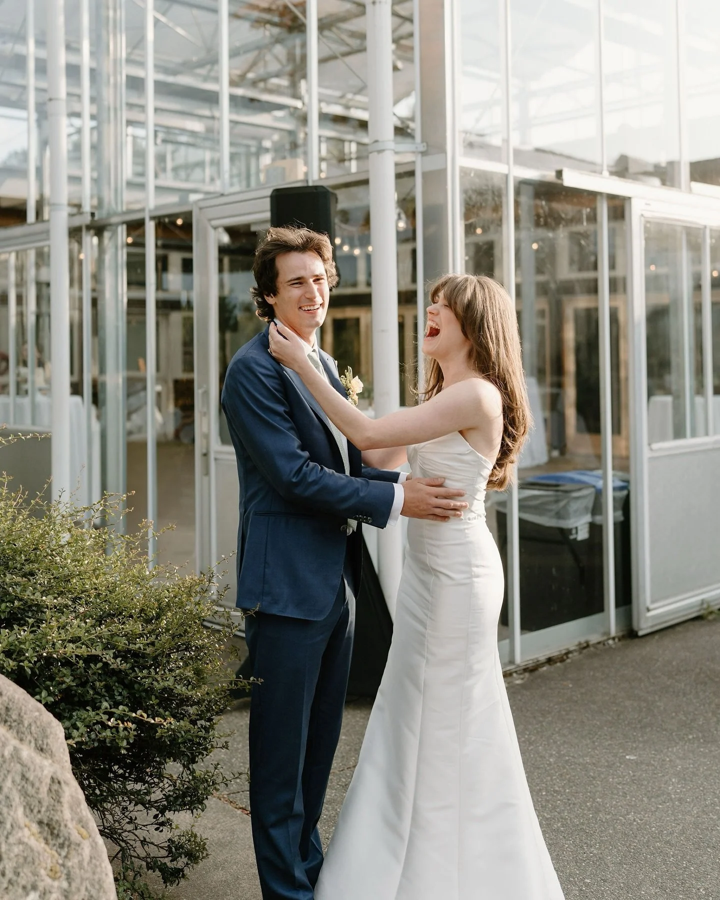 On the way to cut their cake, Alyssa &amp; Nate&rsquo;s guests cheered them on to kiss and it was one of my favorite moments of the whole day. I was following them in and snapping pictures along the way &amp; I&rsquo;m so happy I was 🥹the lighting -