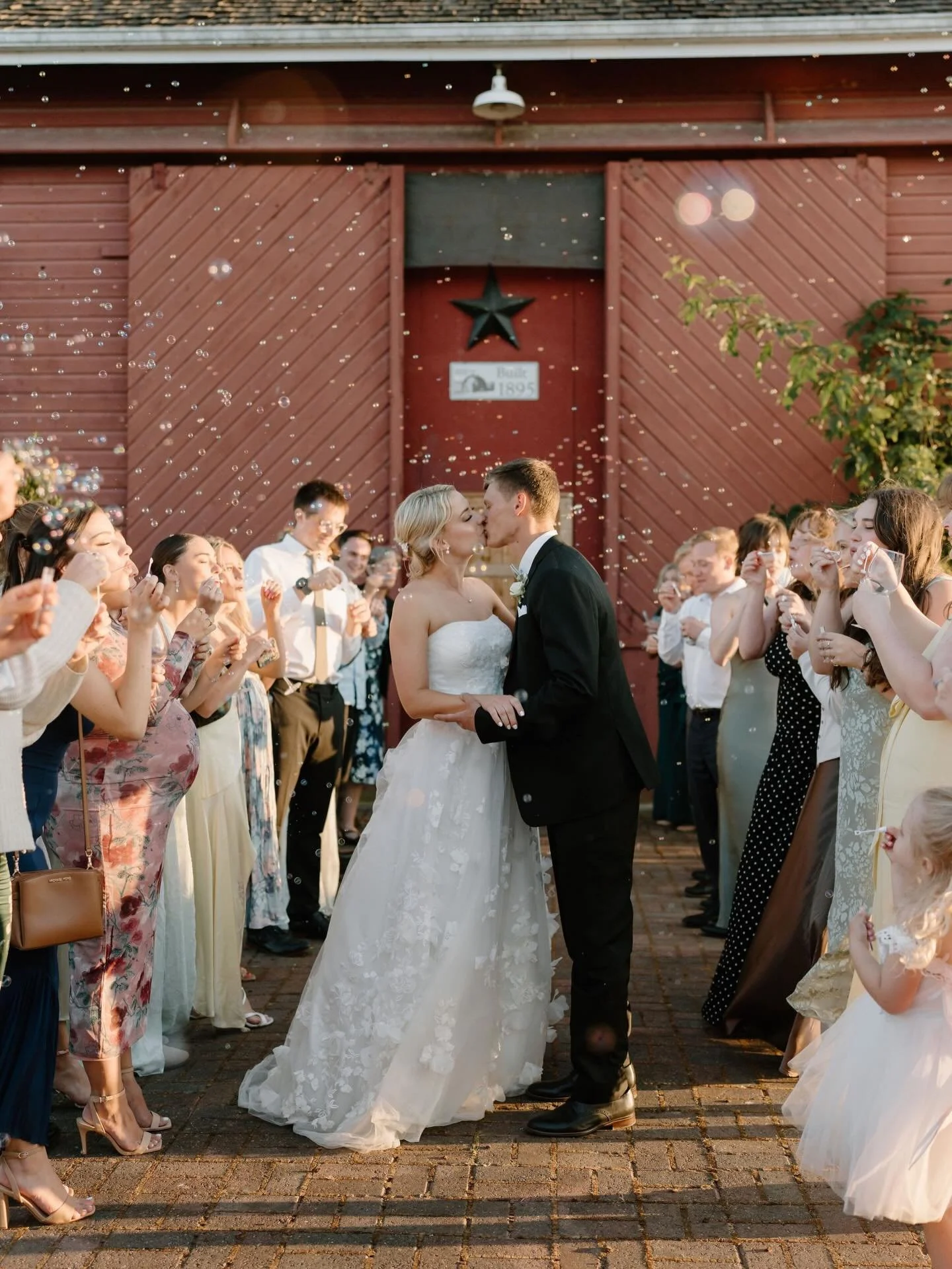 Erin &amp; Keegan&rsquo;s beautiful July wedding at one of my favorite venues, Crockett Farm on Whidbey Island 🥹🩵 their first look was at Ebey&rsquo;s Landing, just a few minutes away from the venue, which was pretty incredible. Every part of the d