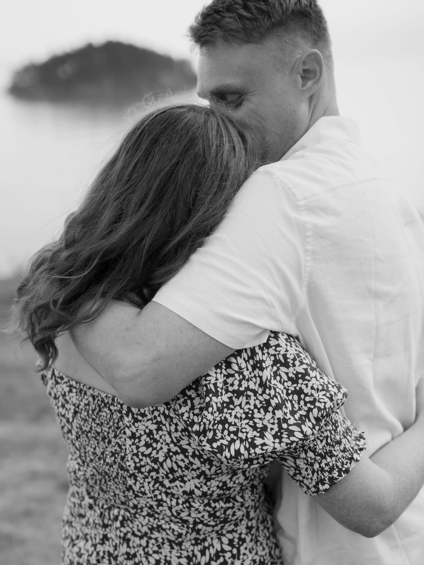 Breanna &amp; Arin&rsquo;s engagement session at Rosario Beach at the end of last summer was so special!! Washington weather can be so unpredictable, and thankfully the forecast didn&rsquo;t say it would rain, but it wasn&rsquo;t going to be as golde