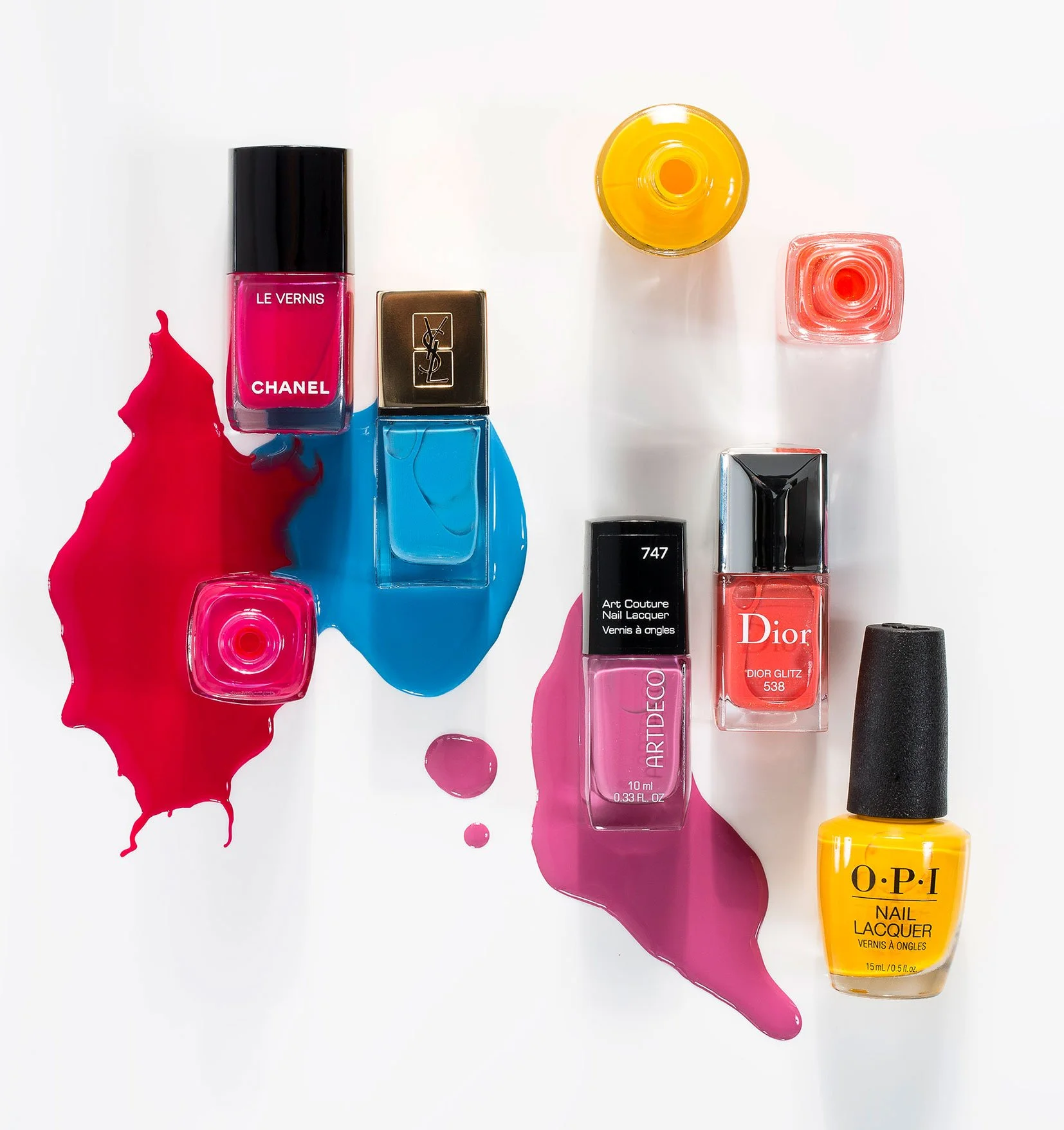 Patricia Weisskirchner bunte Fotografie Nagellacke auf weissem Grund 