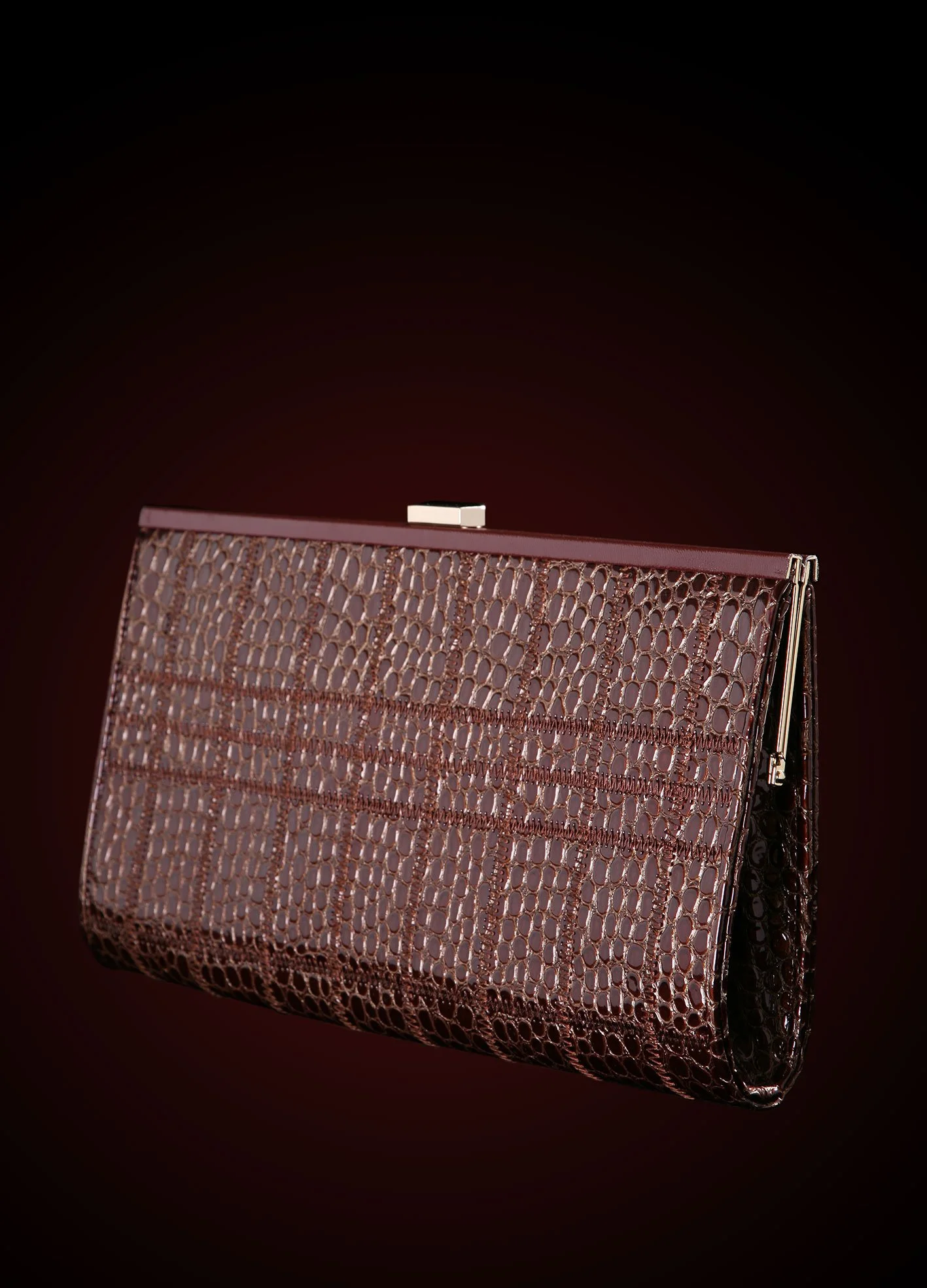 Patricia Weisskirchner Fotografie Stillife Clutch vor dunklem Hintergrund 