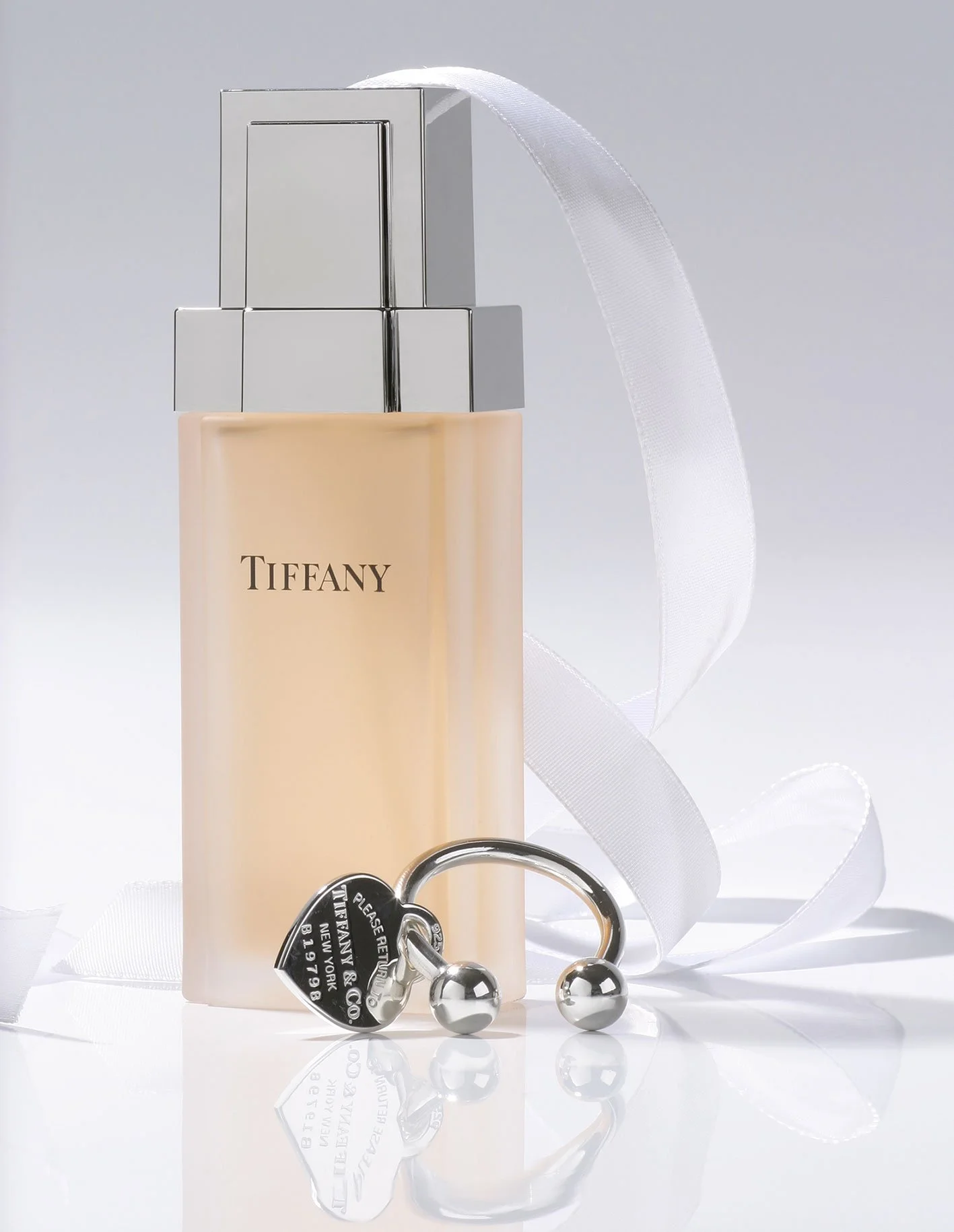 Patricia Weisskirchner Fotografie Stillife Tiffany Schlüsselring Parfumflakon minimalistisch 