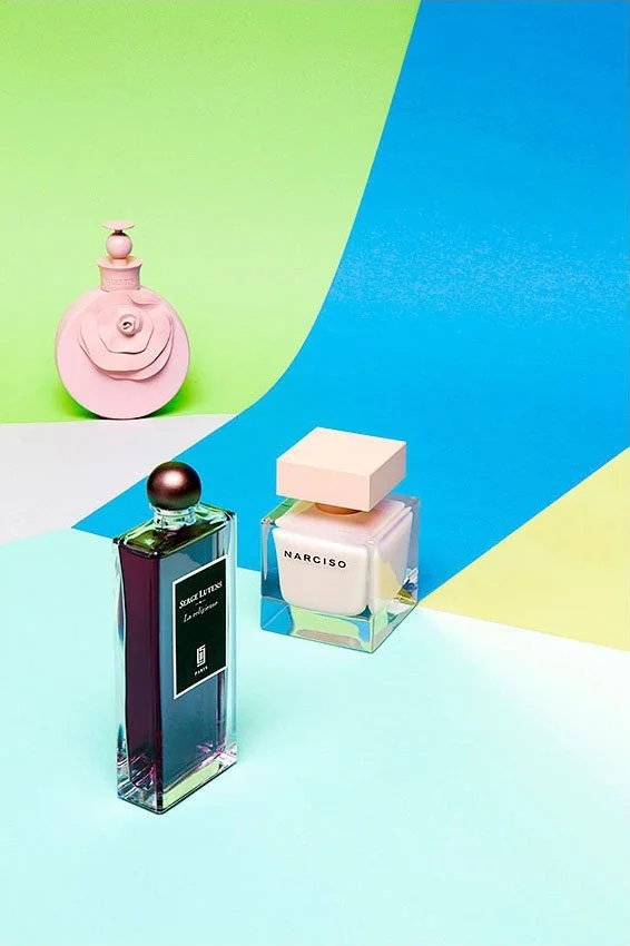 Patricia Weisskirchner Fotografie Stillife Parfum Flakons auf farbigem Hintergrund gafische Komposition