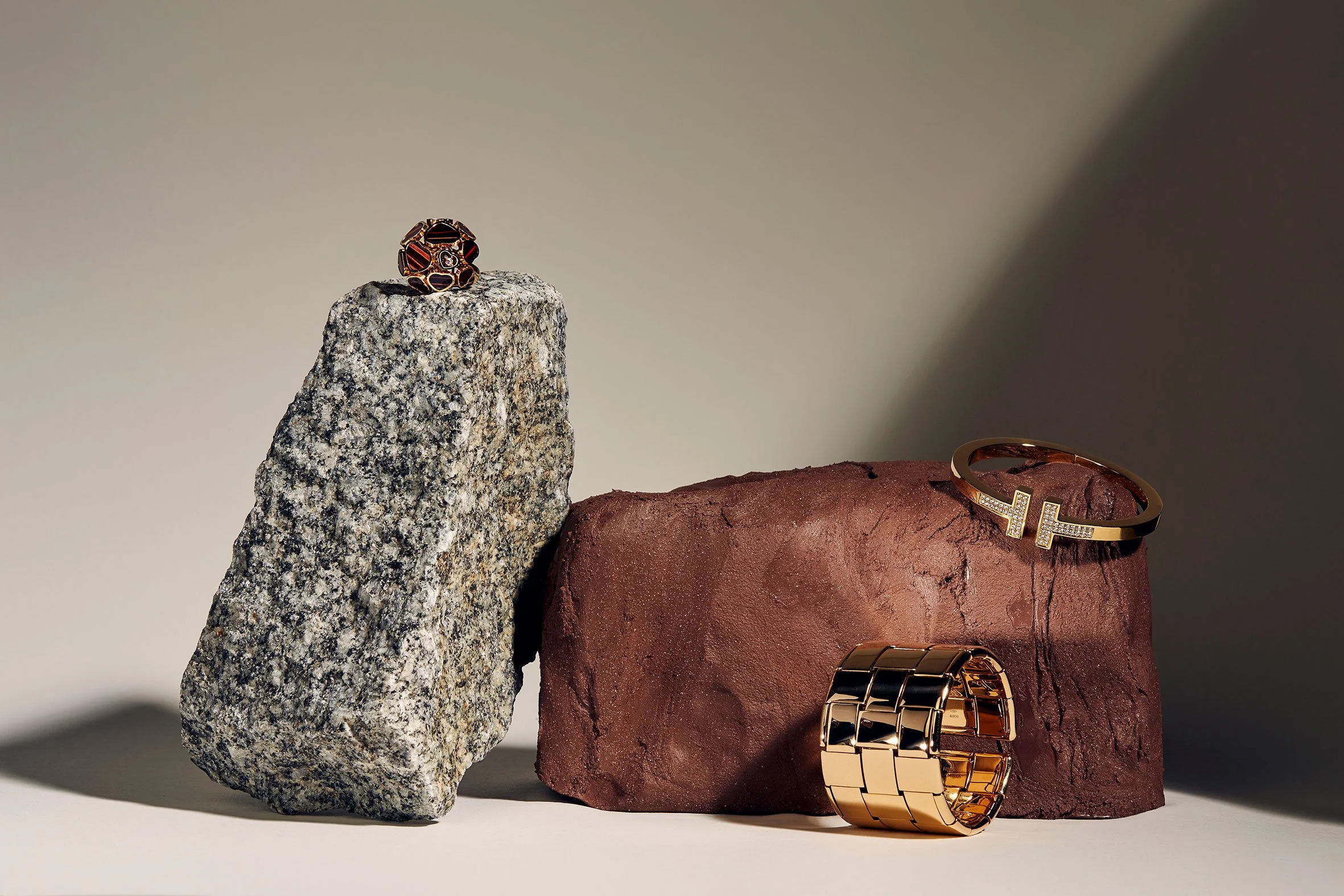 Schmuck Gold Steine Stillife Patricia Weisskirchner Fotografie