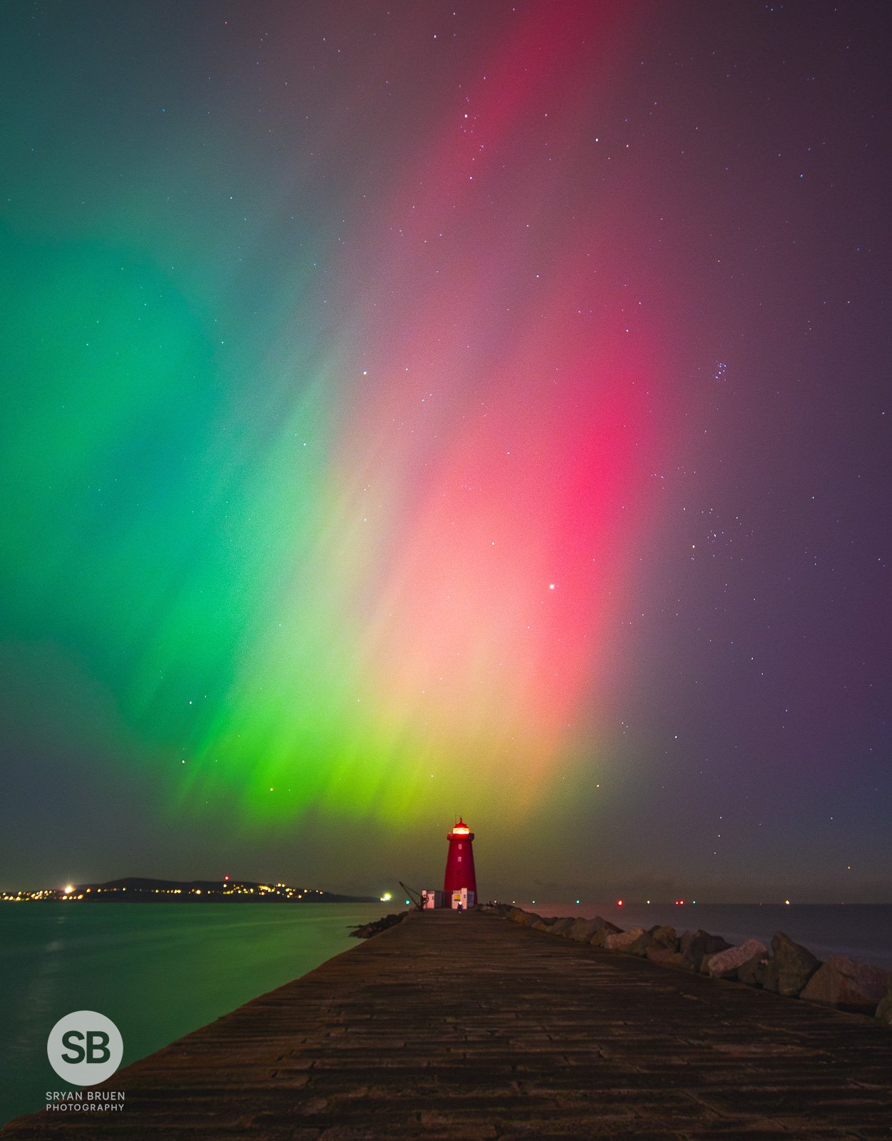 2024-10-11 Poolbeg Lighthouse aurora 3 11 October 2024.jpg