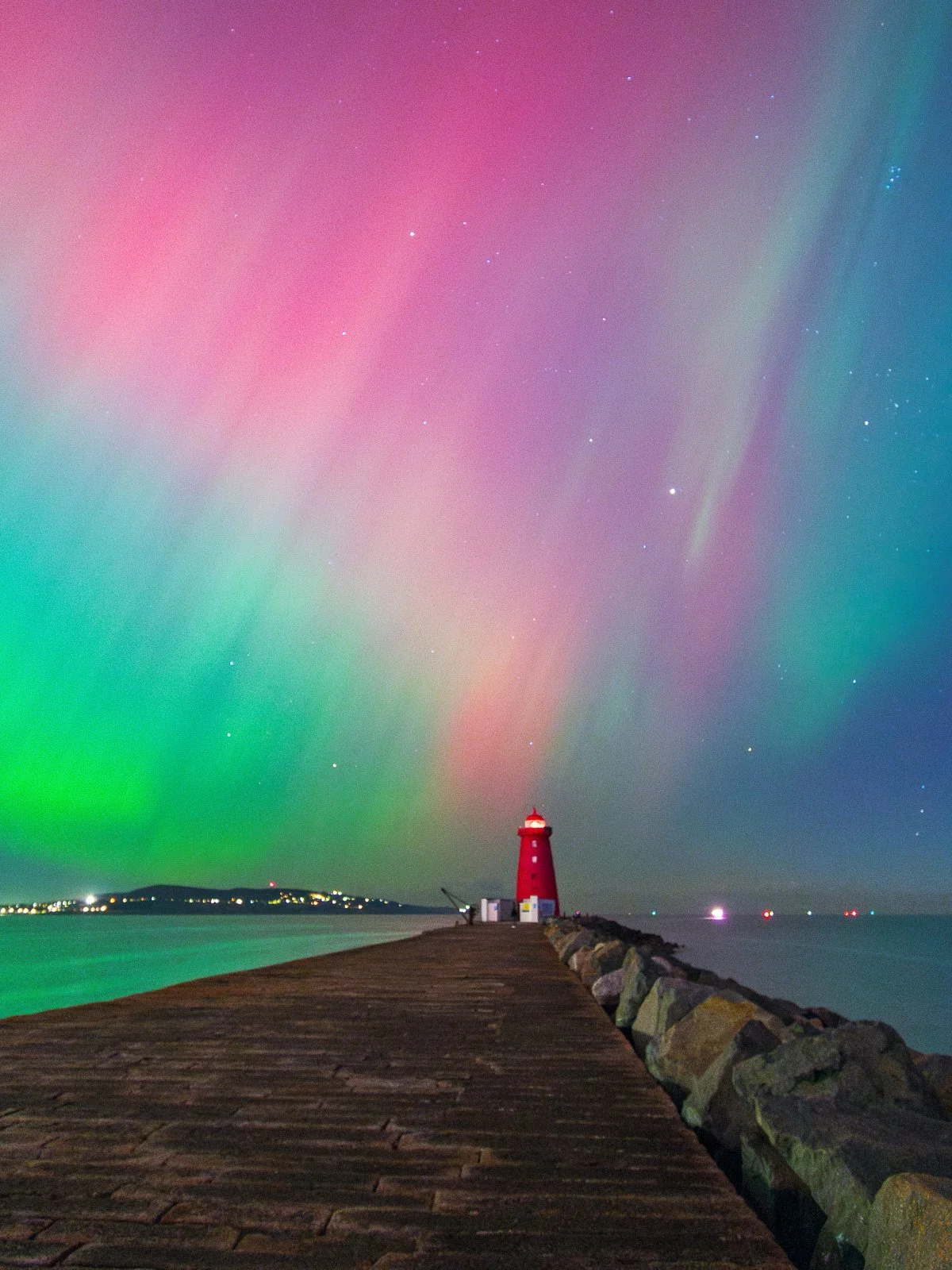 2024-10-11 Poolbeg Lighthouse aurora 11 October 2024.jpg