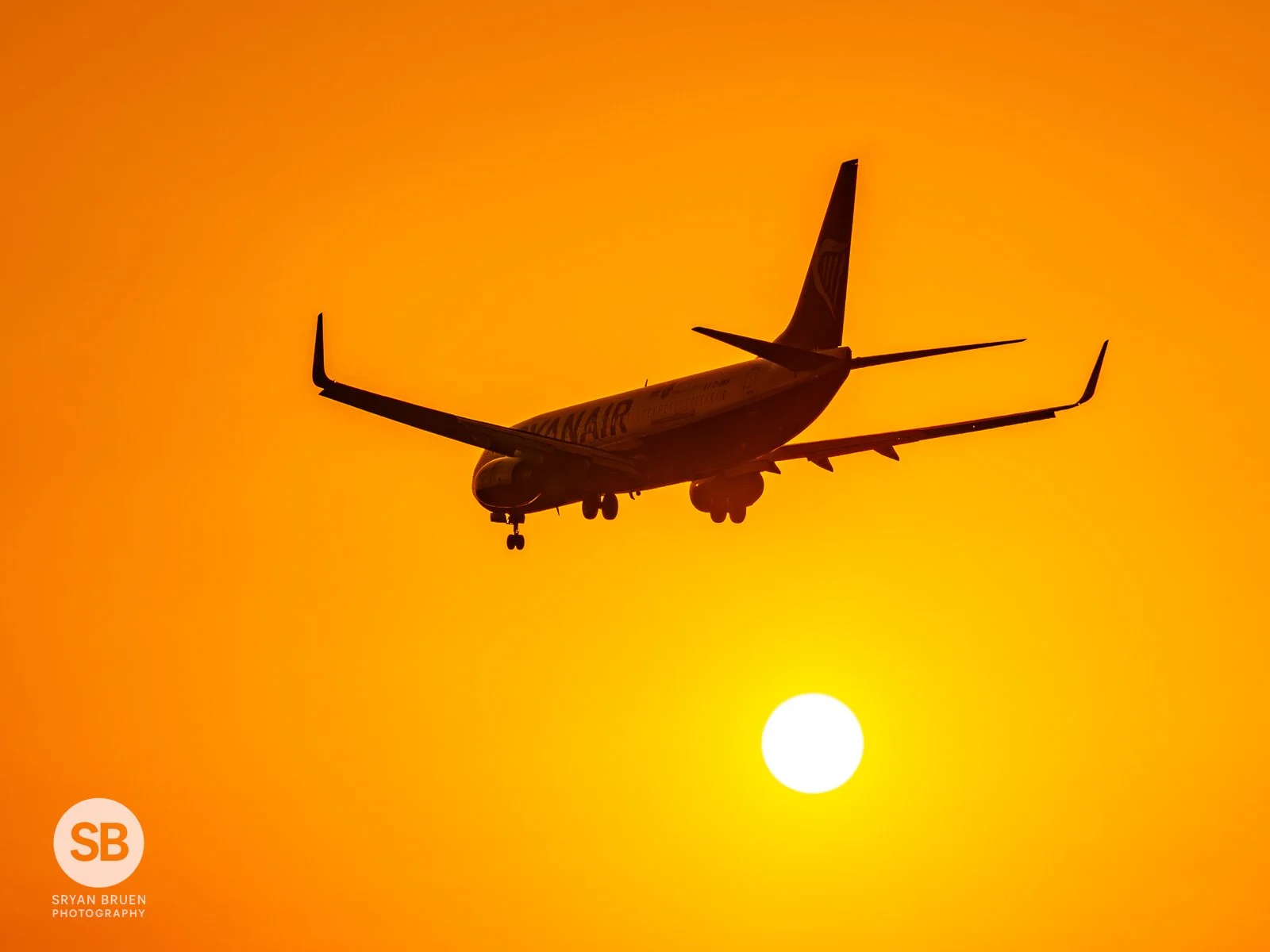 2021-07-20 Ryanair landing at sunset over Dublin Airport.jpg