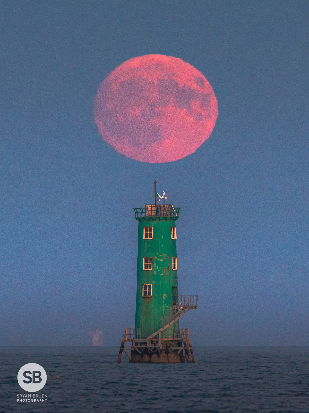 2025-07-09 North Bull Lighthouse moonrise 9 July 2025.jpg