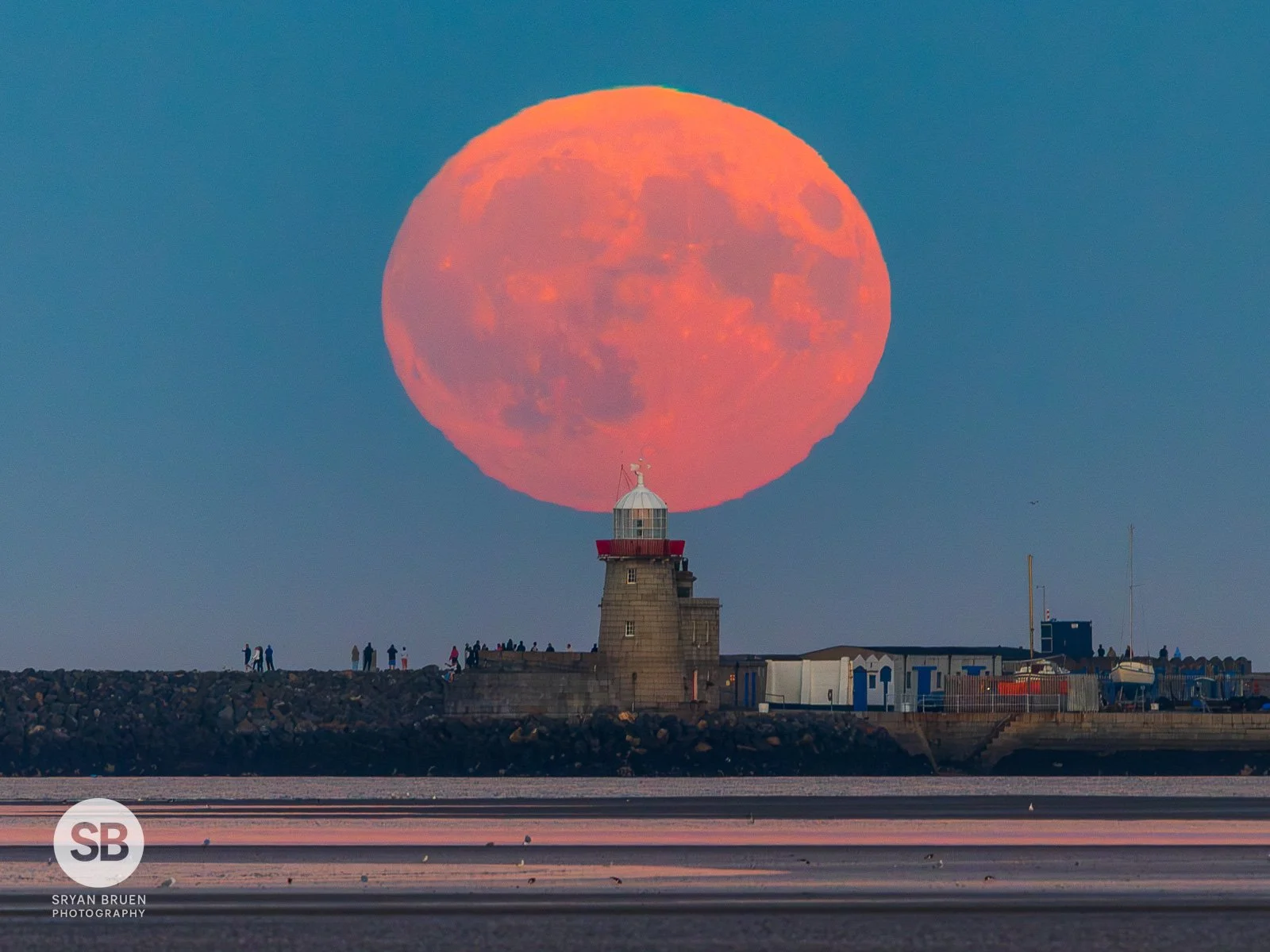 2024-09-17 Howth Lighthouse full moonrise from Portmarnock 17 September 2024.jpg