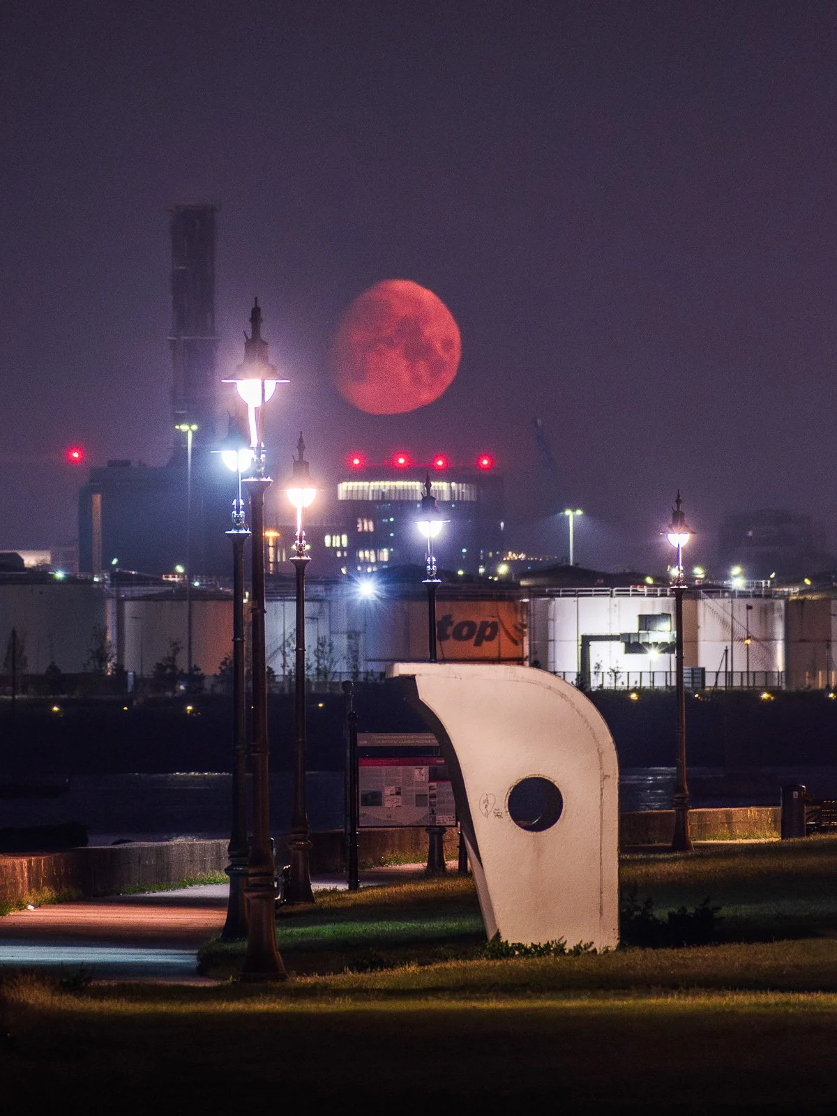 2026-05-28 Clontarf seafront moonset.jpg
