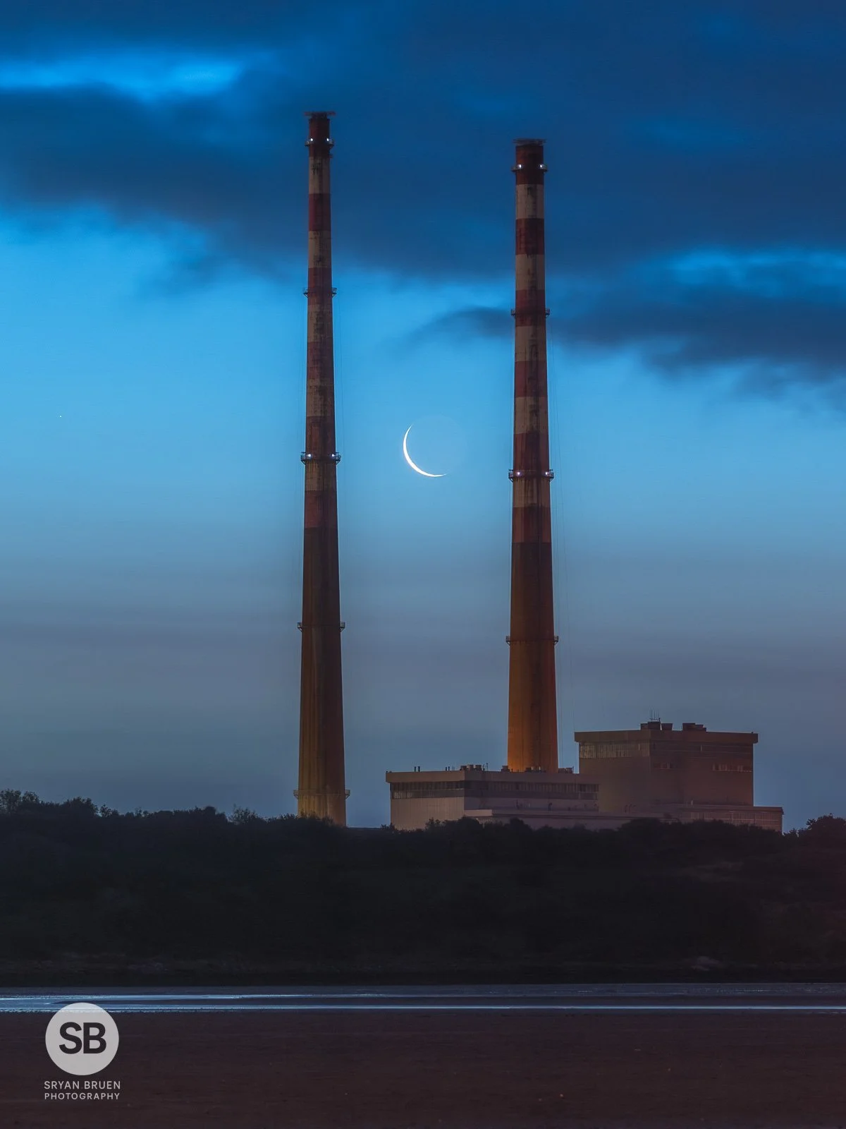 2024-07-04 Poolbeg Chimneys crescent moonrise 4 July 2024.jpg