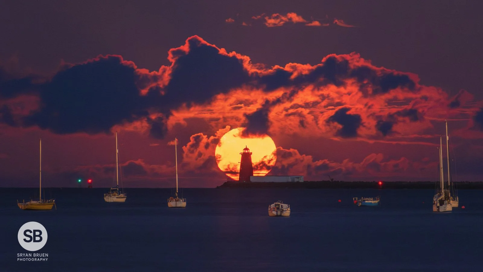 2025-04-13 Poolbeg Lighthouse moonrise 13 April 2025.jpg