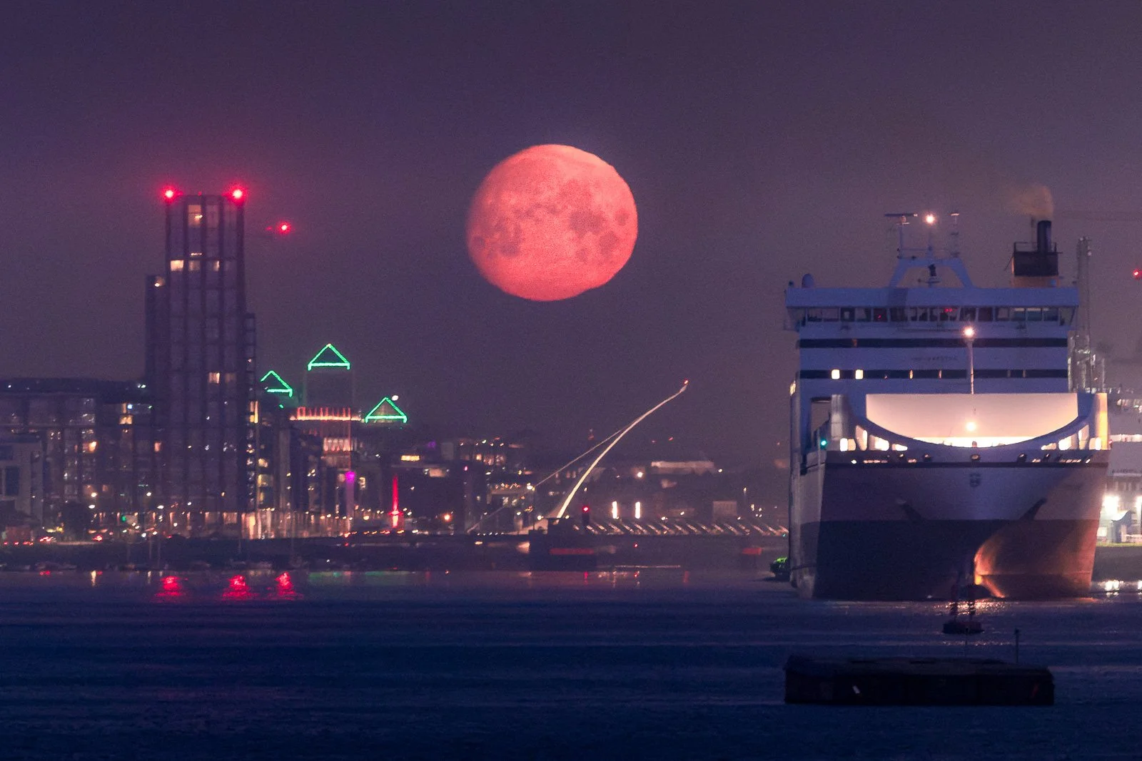 2025-04-10 Dublin City moonset boat 10 April 2025.jpg