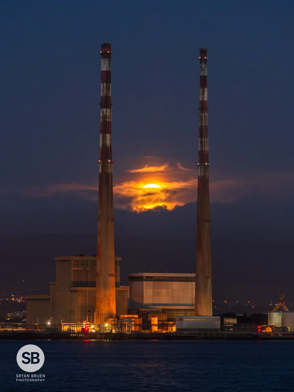 2024-06-22 Poolbeg Chimneys Eye of Sauron moonset 22 June 2024.jpg