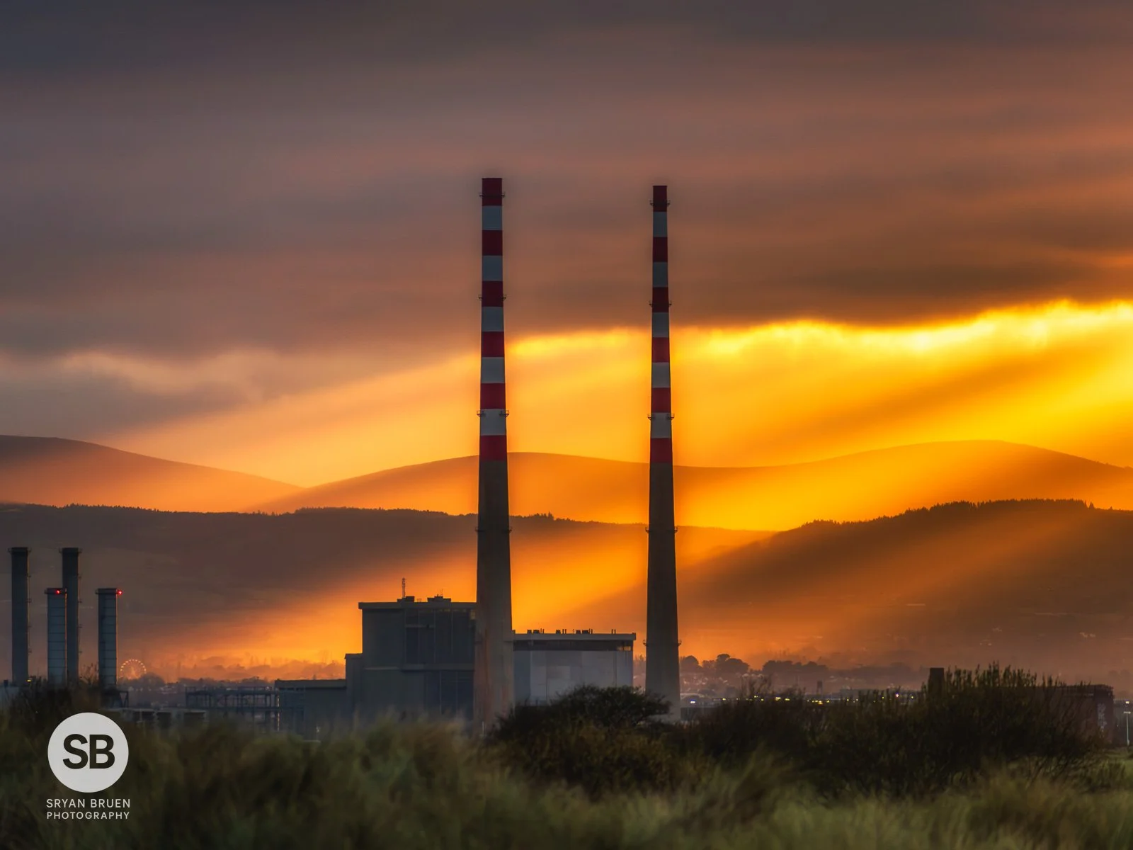 2025-11-16 Poolbeg sunbeams sunset from Bull Island.jpg
