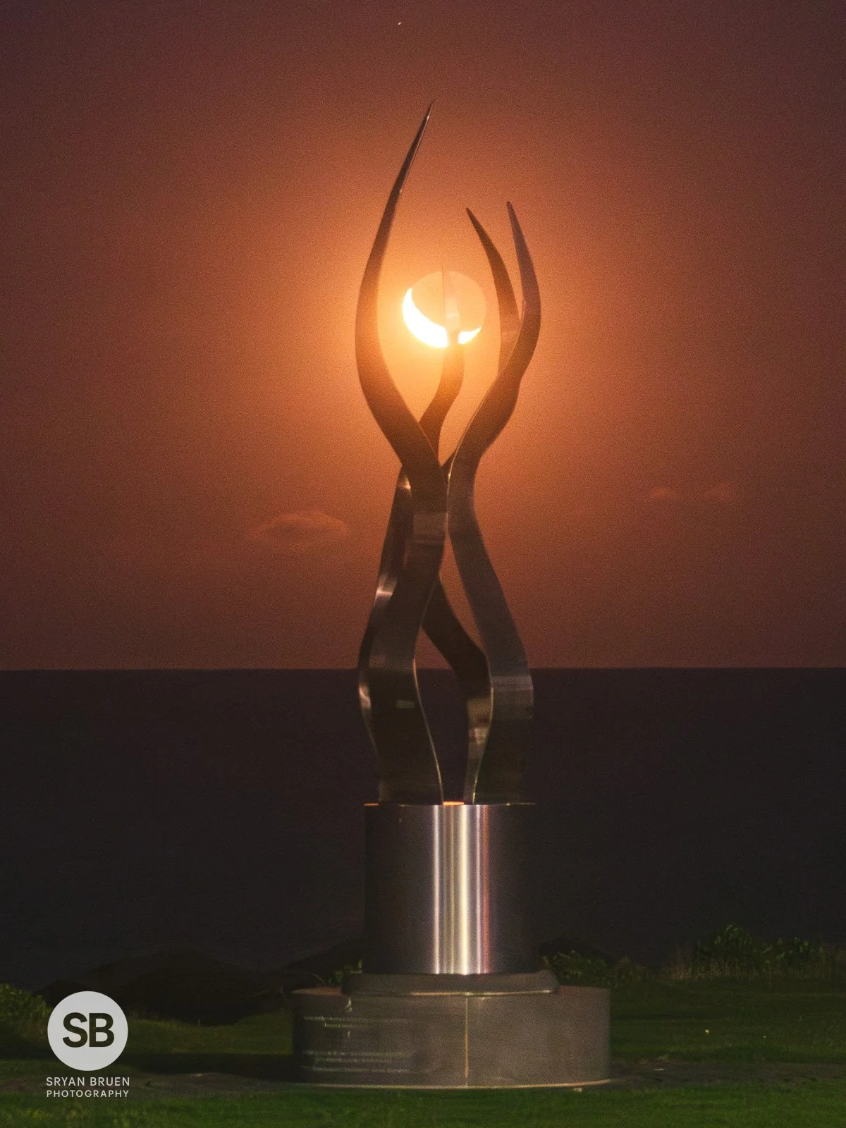 2024-10-27 Skerries Tidy Towns sculpture 25% moonrise 27 October 2024.jpg