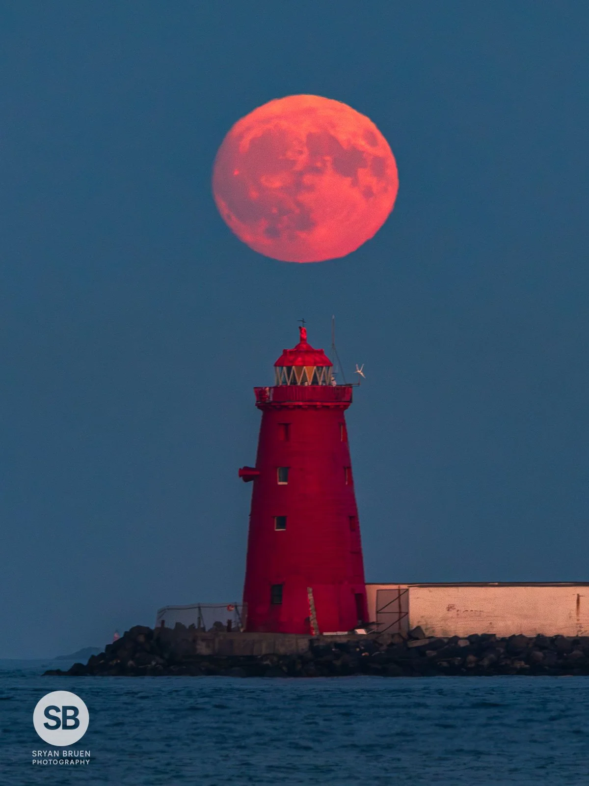 2025-07-09 Poolbeg Lighthouse moonrise 9 July 2025.jpg