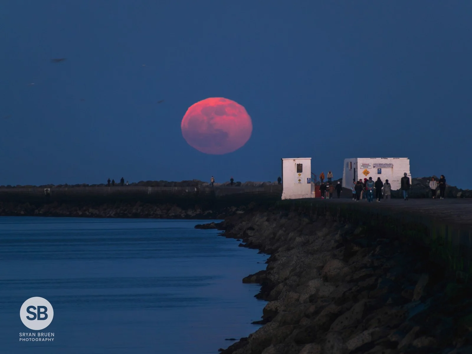 2022-03-18 Full moonrise beside the Half Moon 18 March 2022.jpg