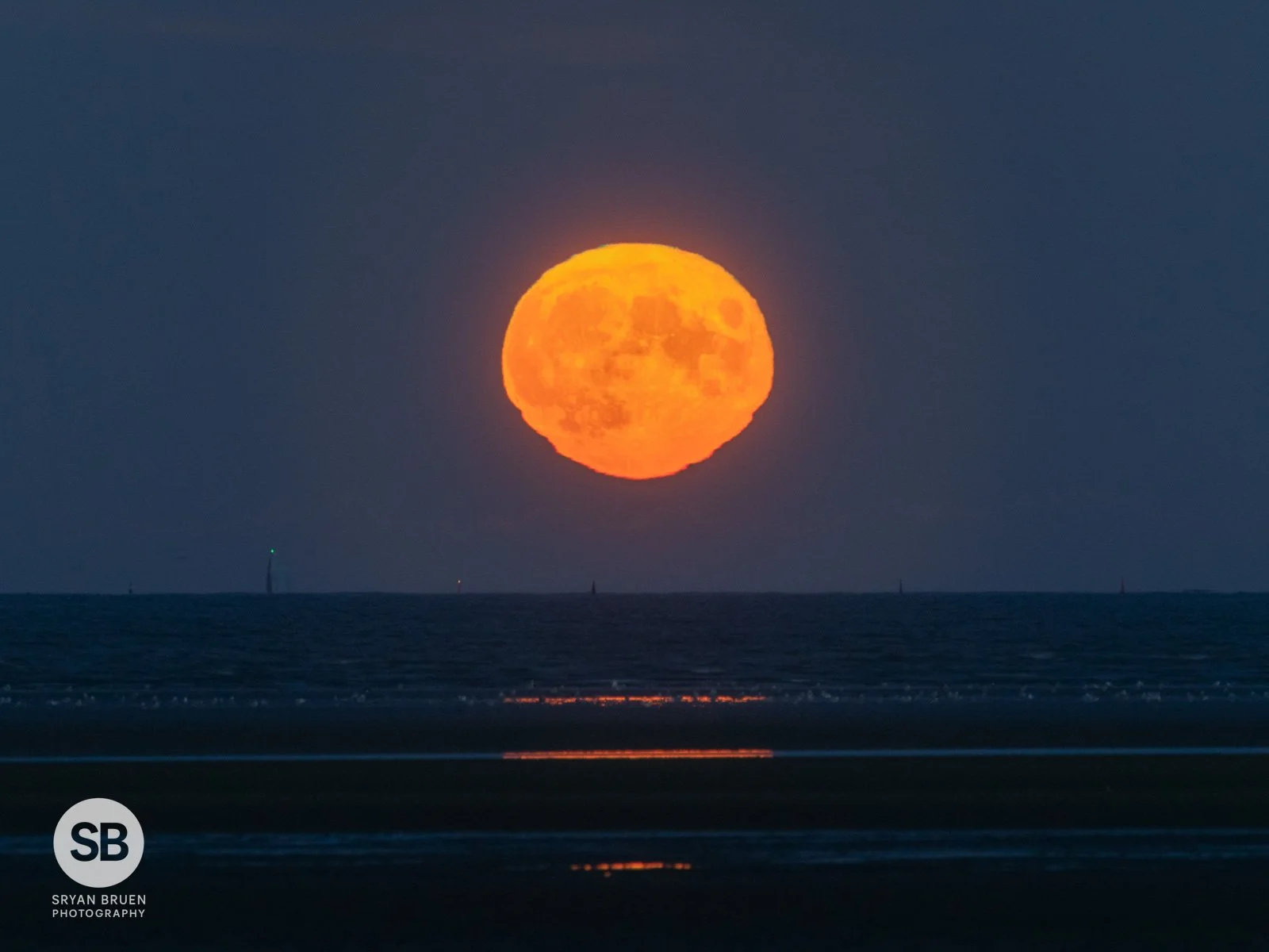 2022-09-10 Dublin Bay moonrise 10 September 2022.jpg