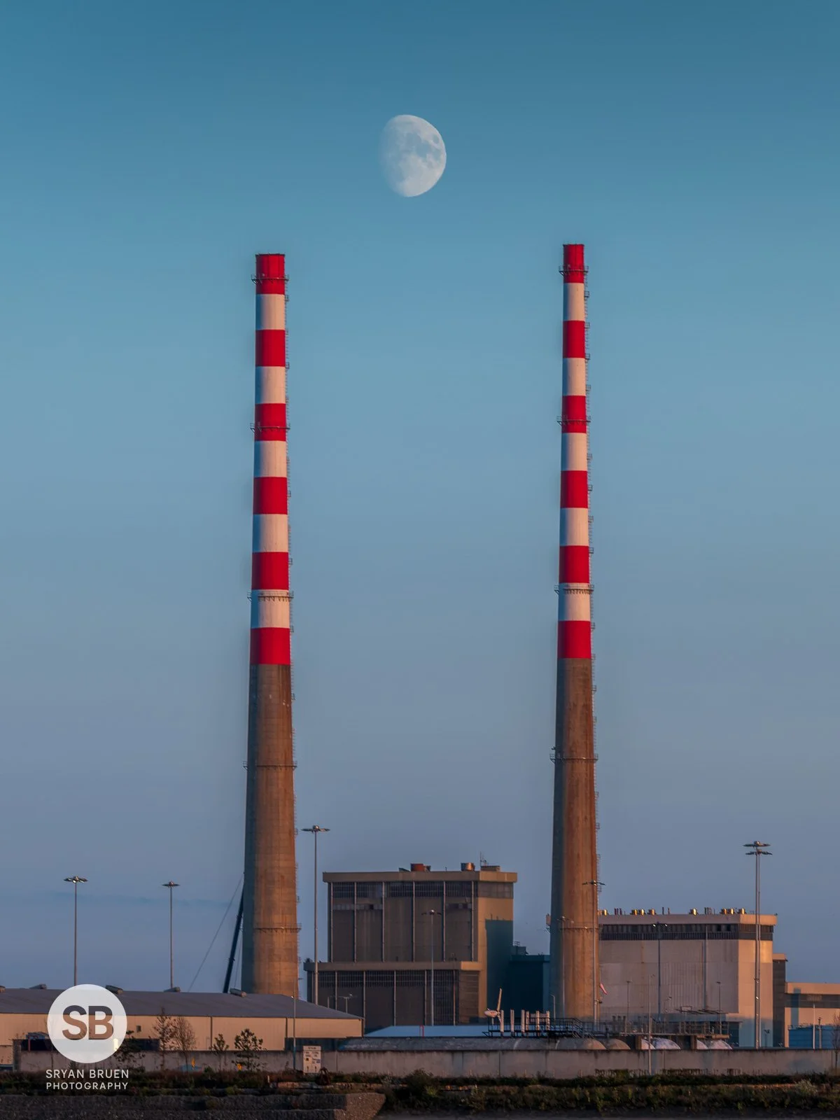 2026-08-23 Poolbeg Chimneys moonrise.jpg