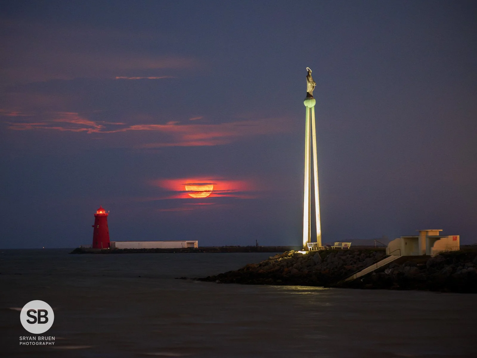 2025-06-11 Poolbeg Lighthouse Our Lady Star of the Sea moonrise 11 June 2025.jpg