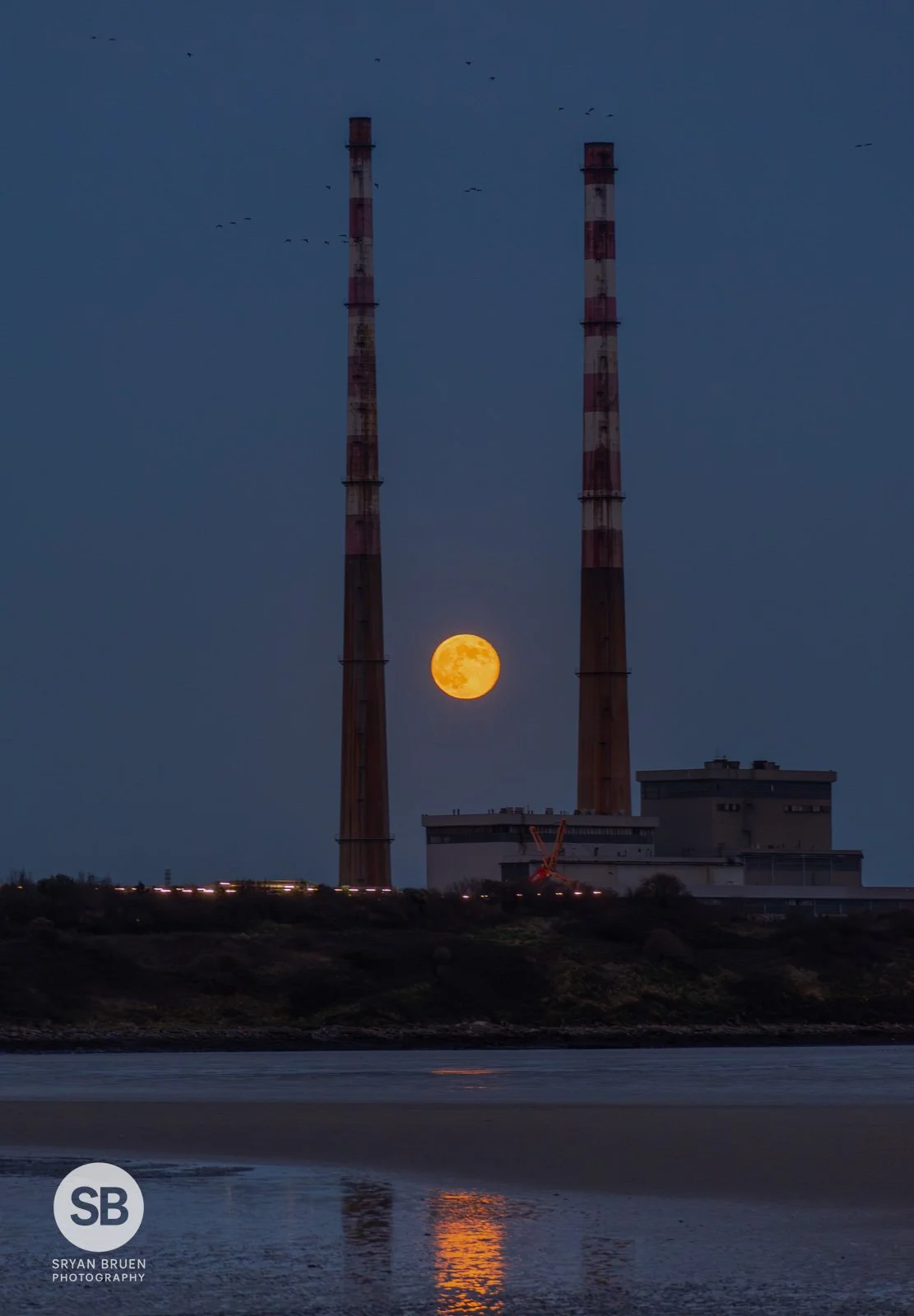 2023-12-27 Poolbeg moonrise 27 December 2023.jpg