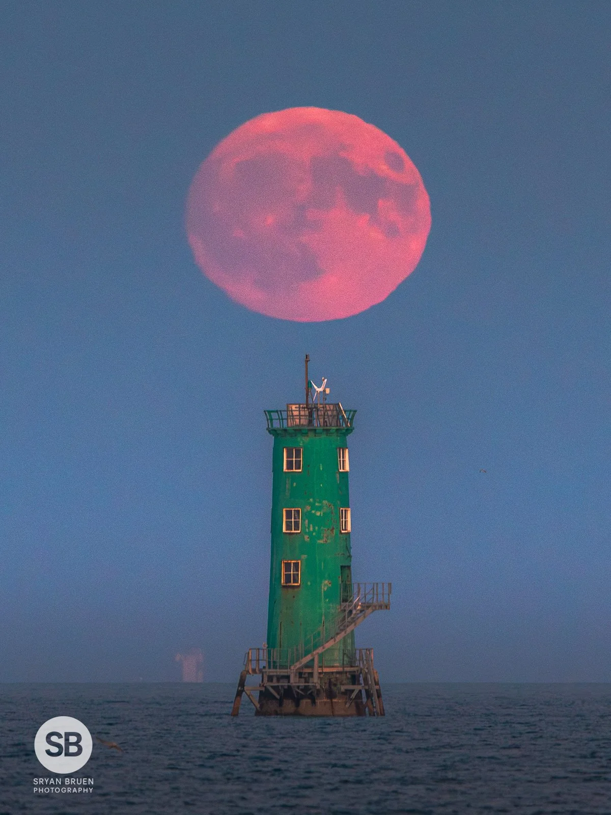 2025-07-09 North Bull Lighthouse moonrise 9 July 2025.jpg