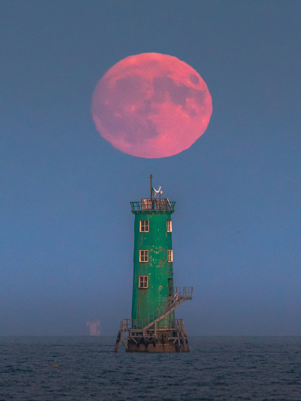 2025-07-09 North Bull Lighthouse moonrise 9 July 2025.jpg