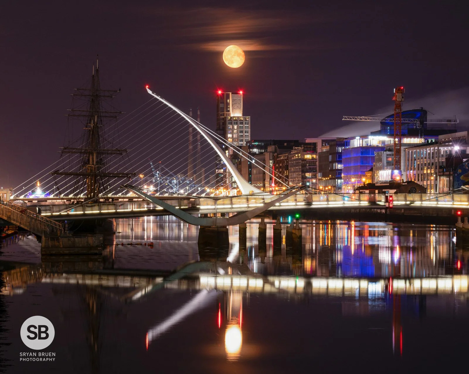 2021-08-24 Sturgeon Moonrise Dublin City 24 August 2021.jpg