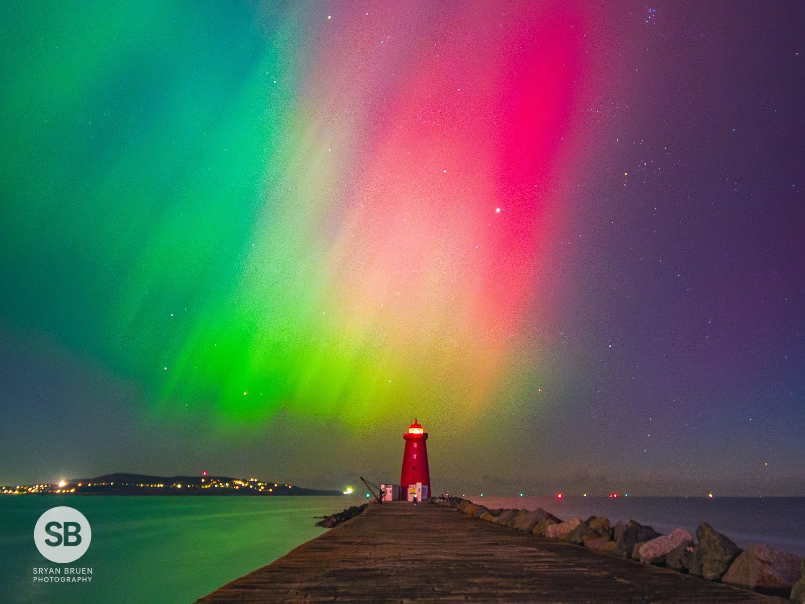 2024-10-11 Poolbeg Lighthouse aurora 3 11 October 2024.jpg