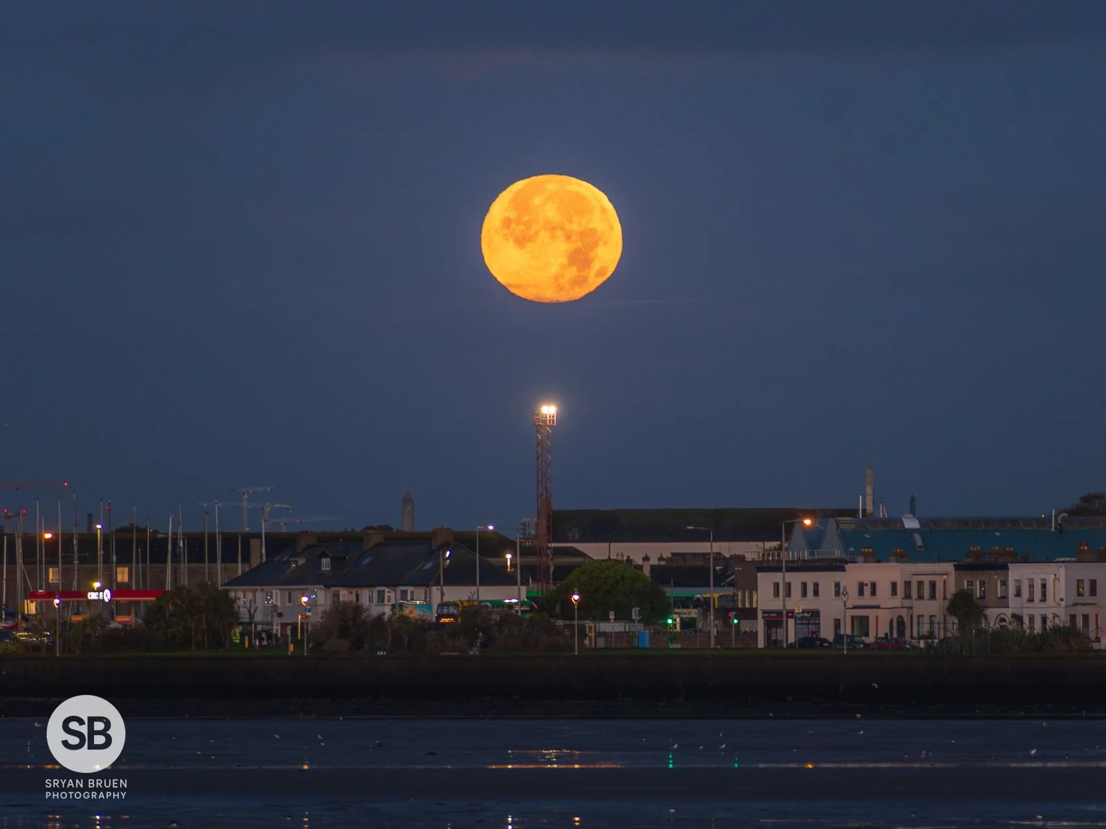 2024-10-17 Moonset over Clontarf 17 October 2024.jpg