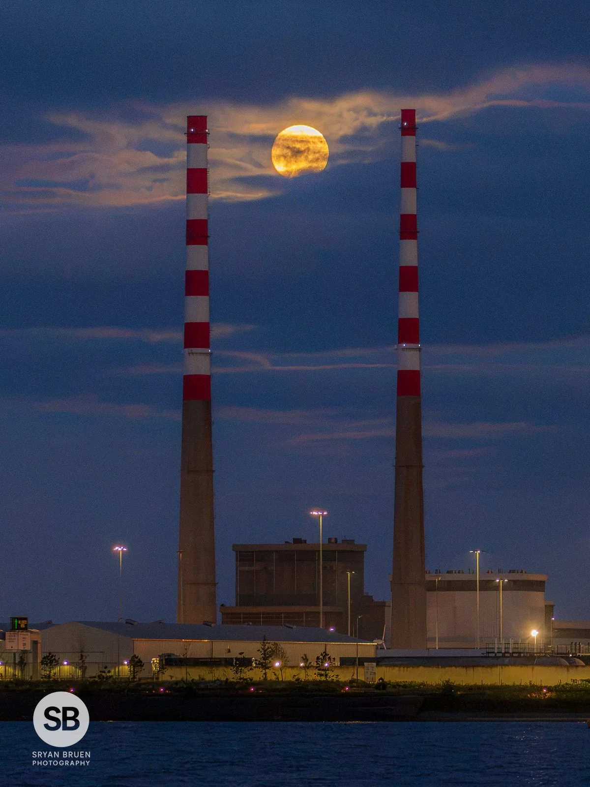 2026-06-28 Poolbeg Chimneys moonrise.jpg