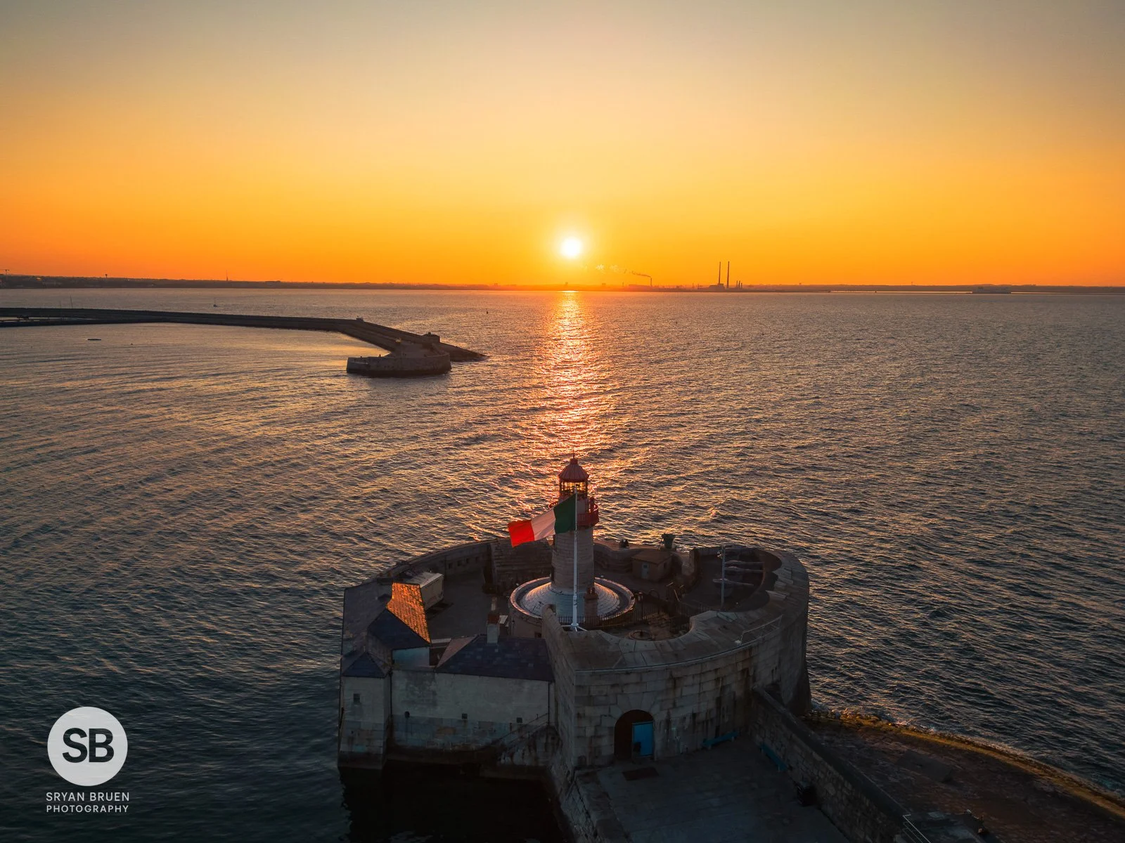 2023-05-31 Dun Laoghaire Lighthouse sunset 3 31 May 2023.jpg