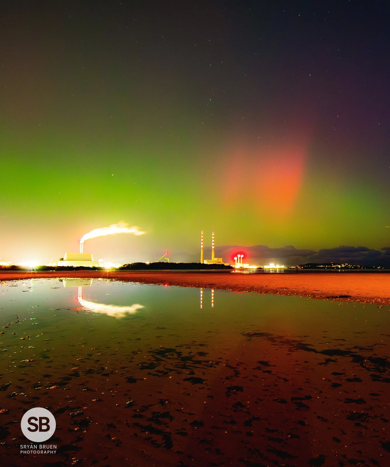 2024-10-10 Sandymount Strand aurora rays vertical 10 October 2024.jpg