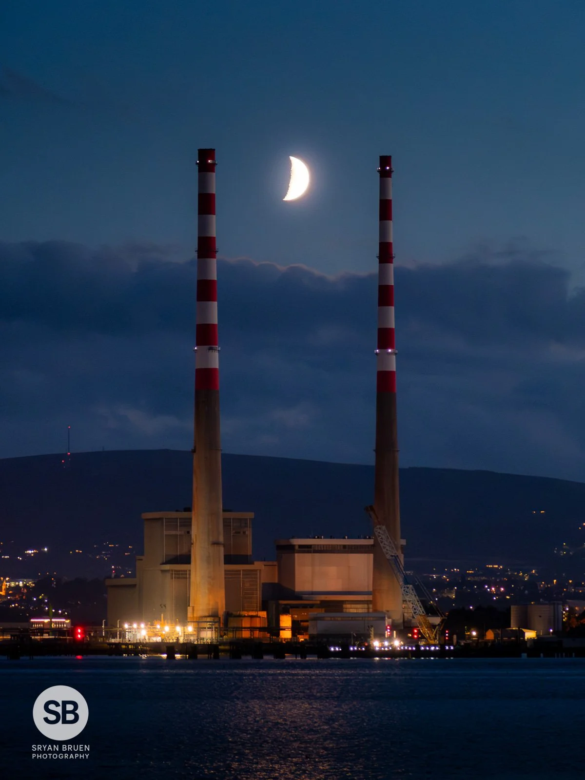2025-09-28 Poolbeg Chimneys waxing 39% moonset.jpg
