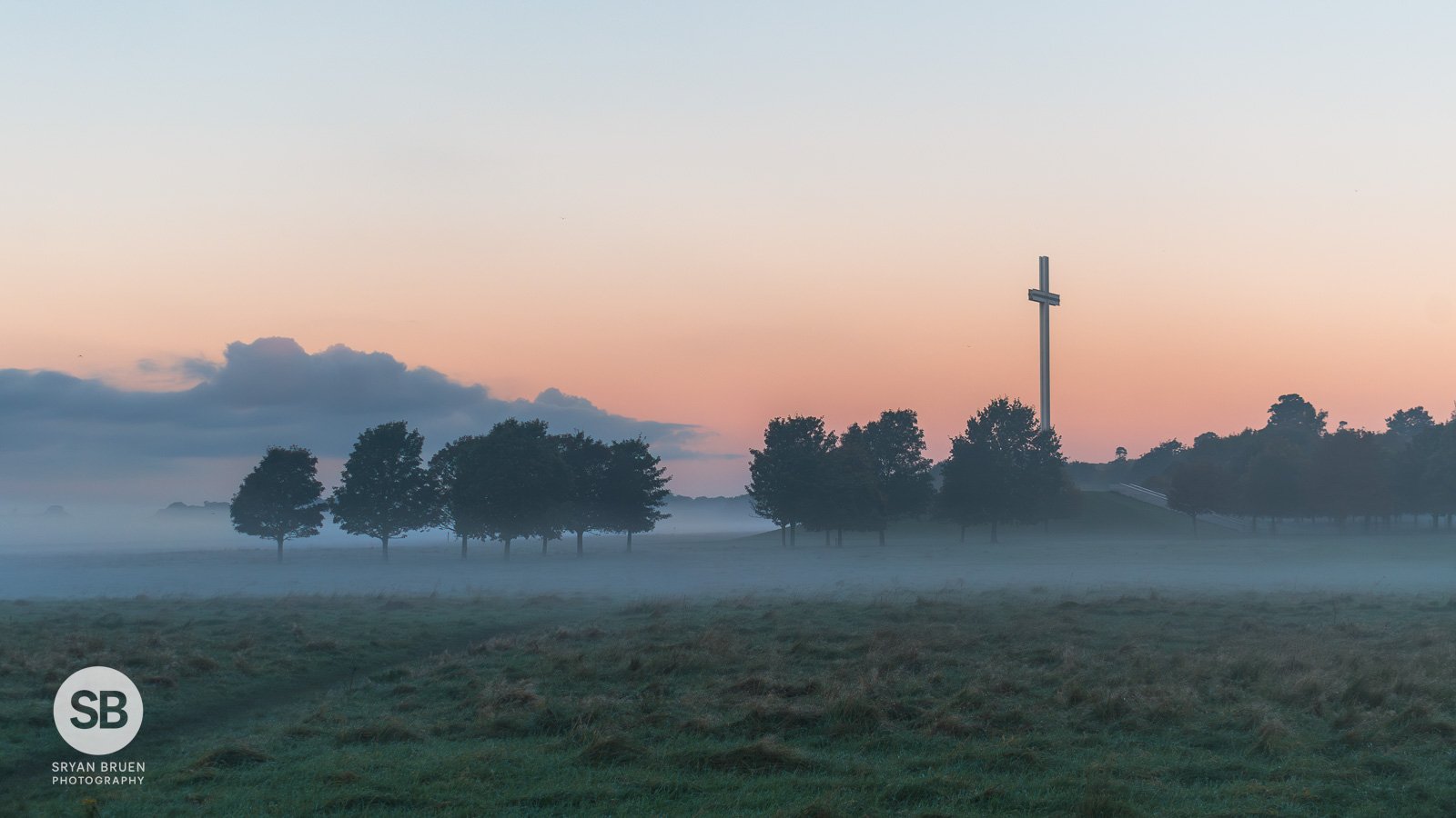 2023-10-25 Phoenix Park Papal's Cross mist 25 October 2023.jpg