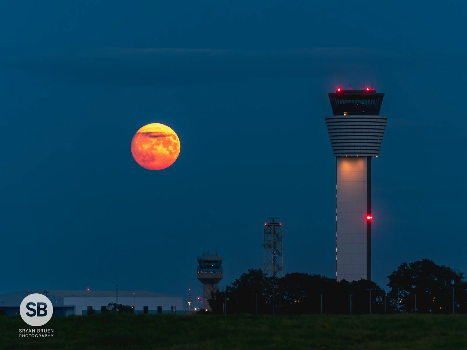 2023-08-29 Dublin Airport blue moonrise 29 August 2023.jpg
