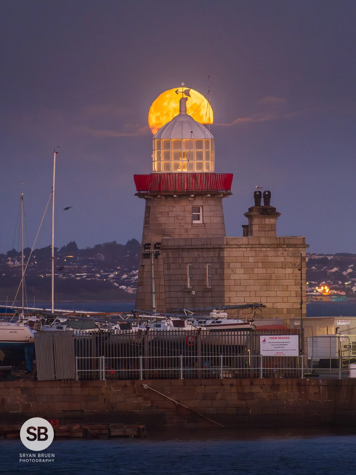 2026-01-02 Howth Lighthouse moonset alignment.jpg