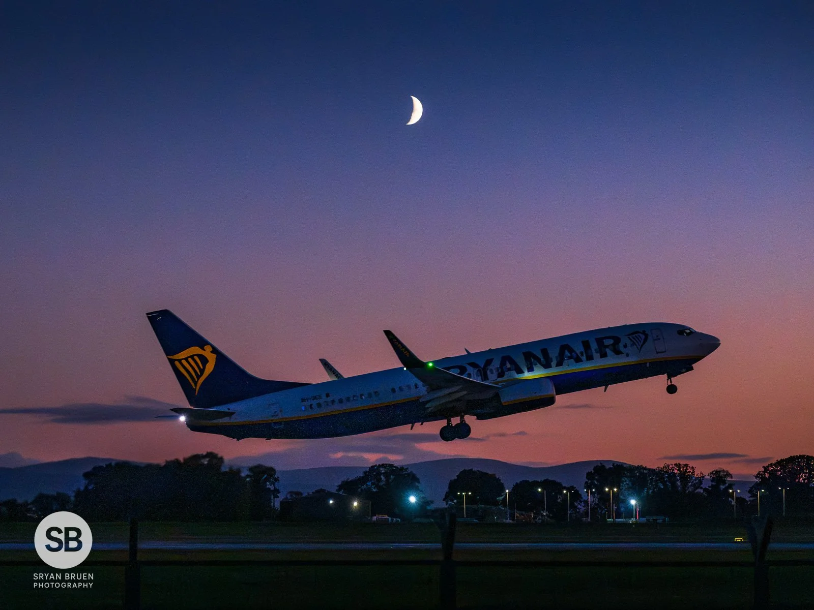 2026-10-16 Ryanair Dublin Airport crescent moon.jpg