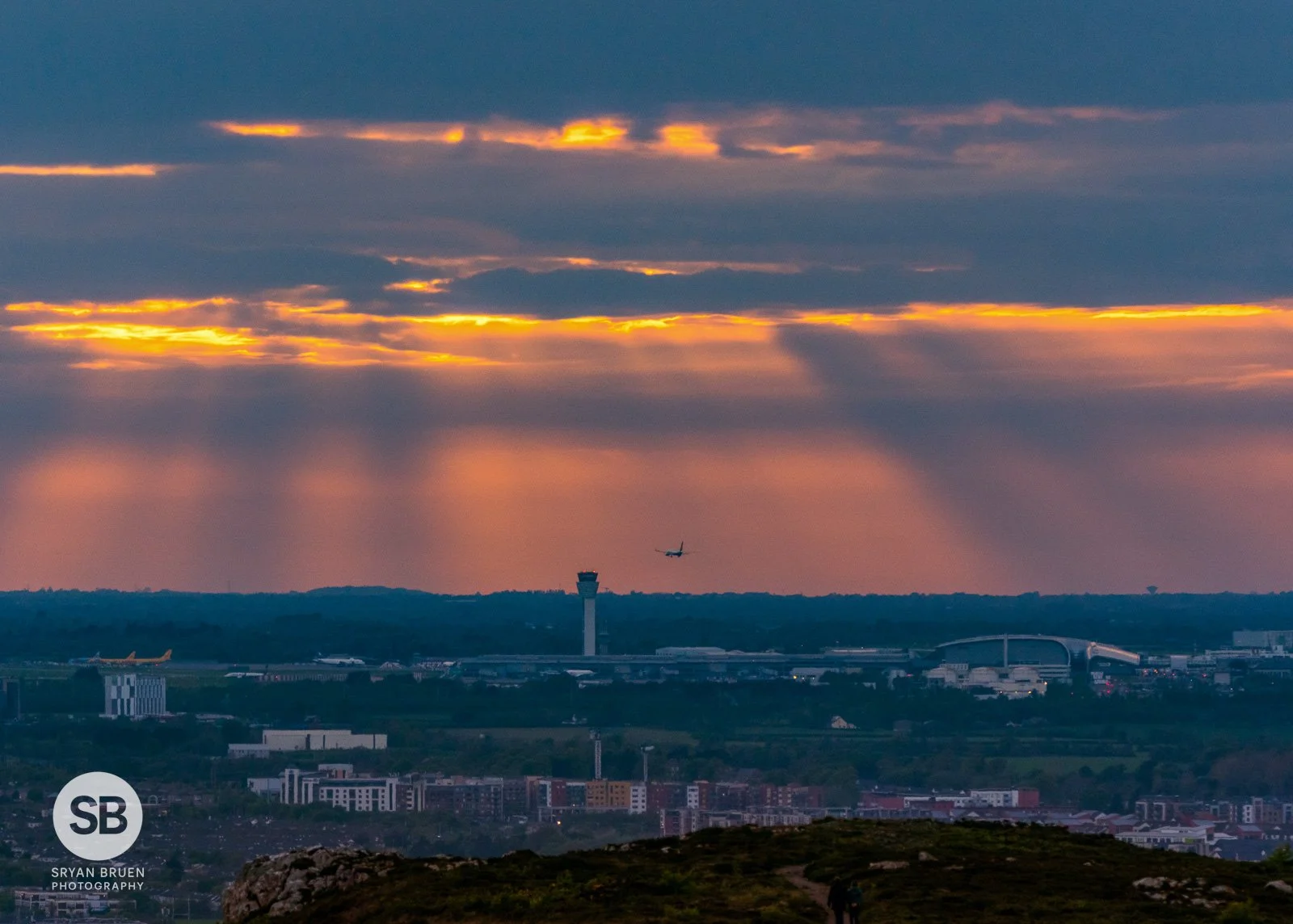 2022-05-04 Dublin Airport faint rays re-edit 4 May 2022.jpg